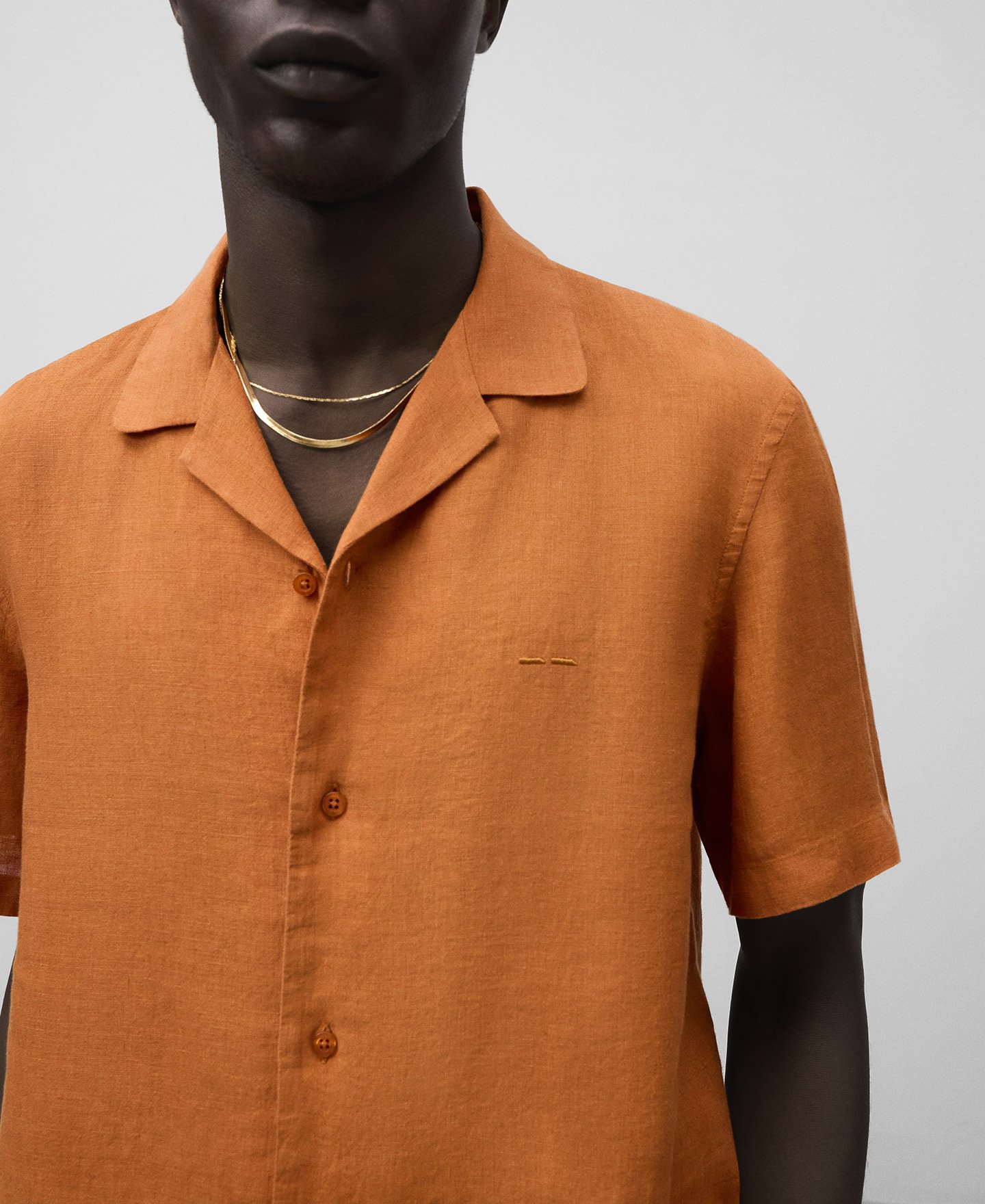 European linen bowling collar shirt man image number 3
