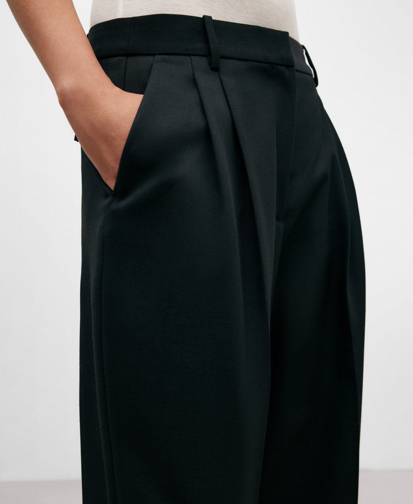 Pantalón negro pinzas tipo carrot mujer image number 3