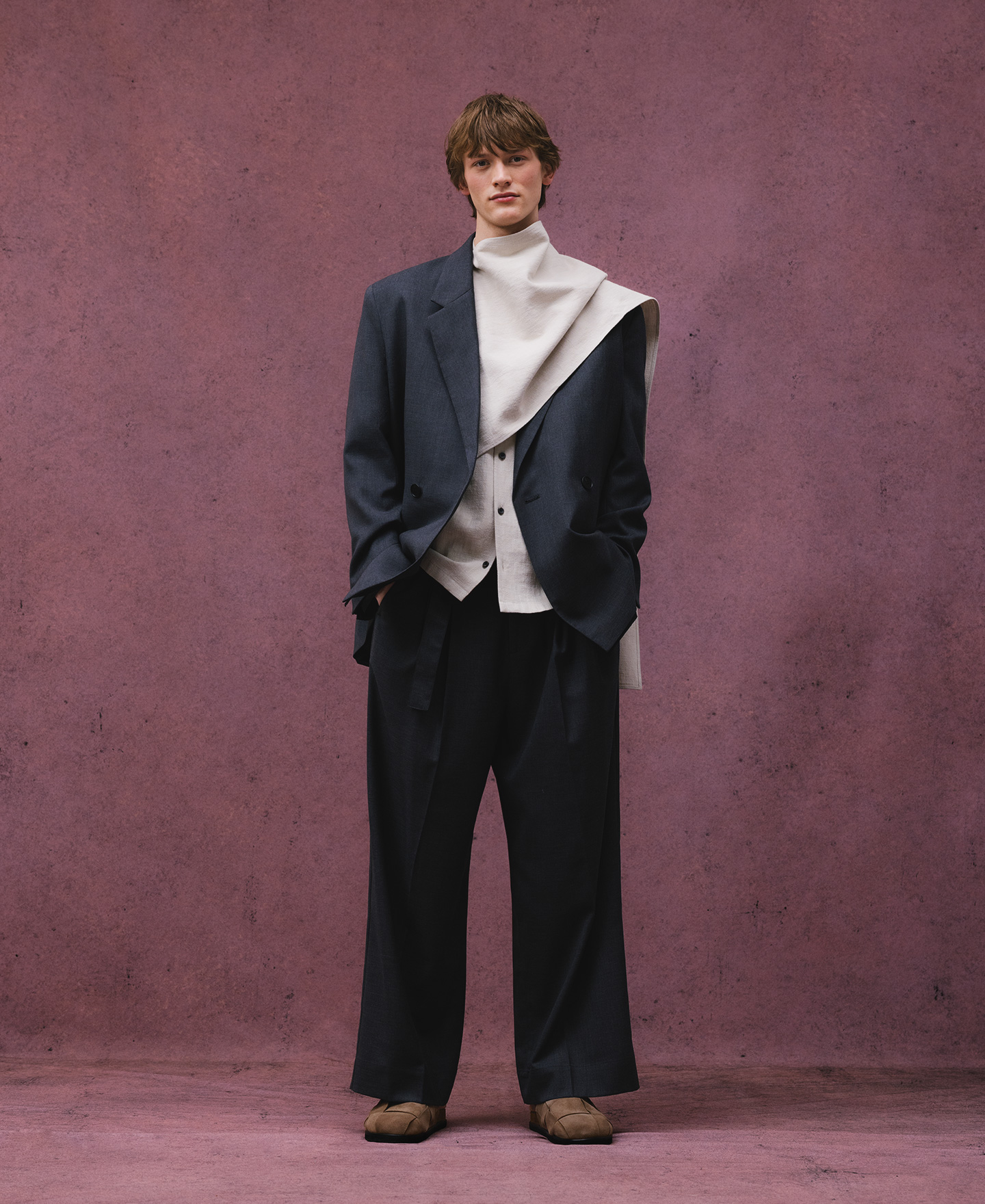 Camisa relaxed fit con chal hombre image number 4
