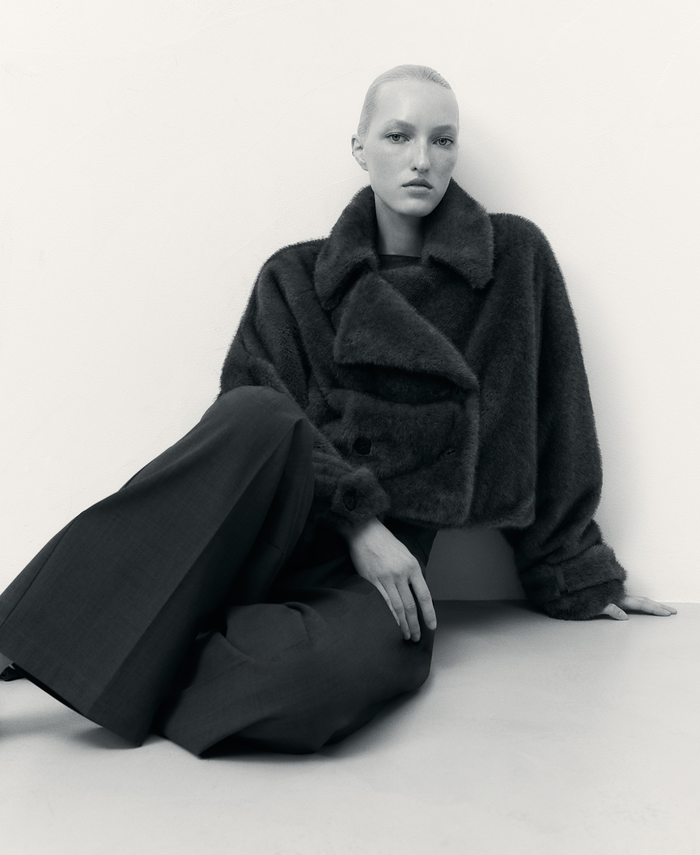 Faux fur short coat image number 5