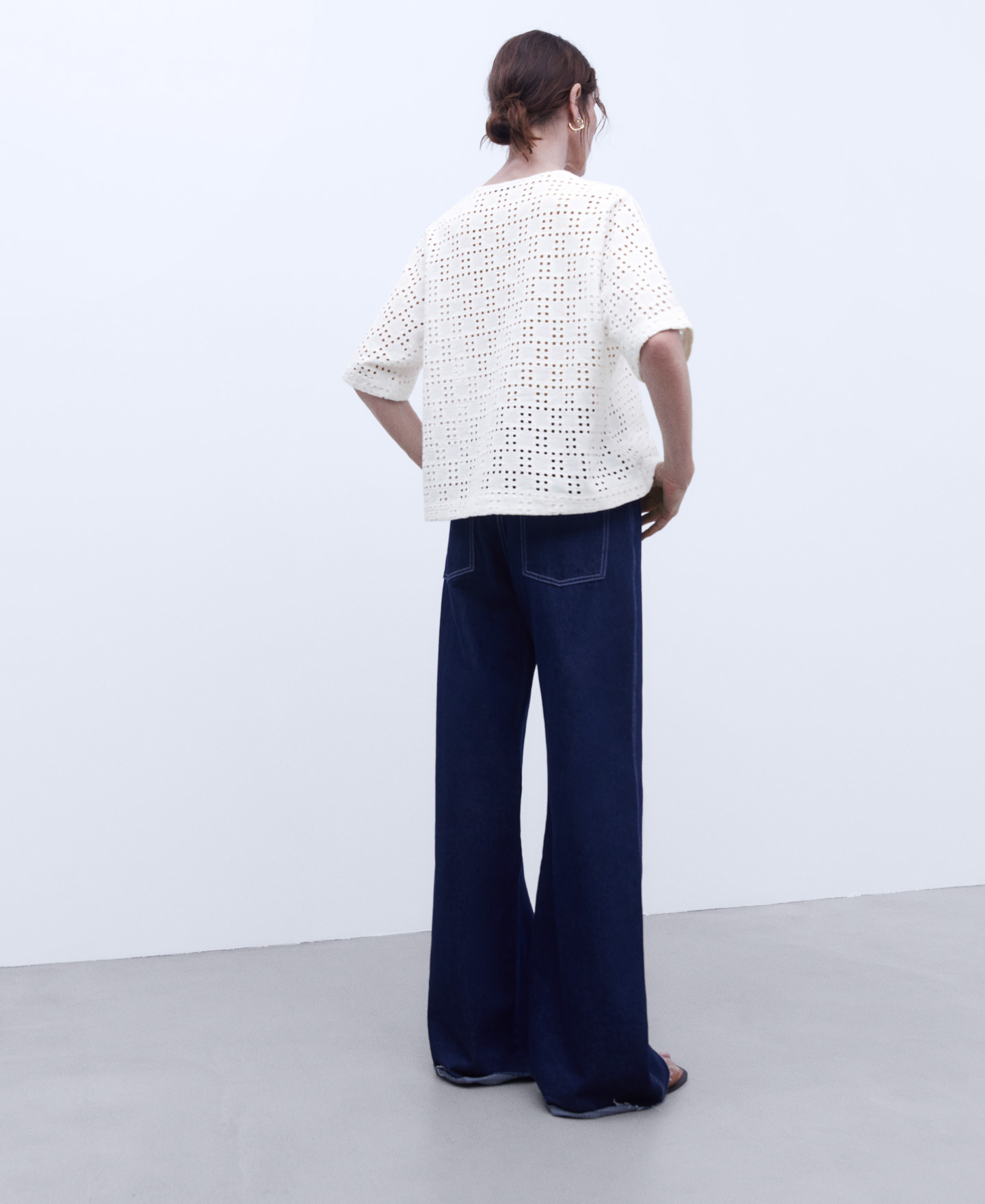 Embroidered V-neckline blouse image number 2