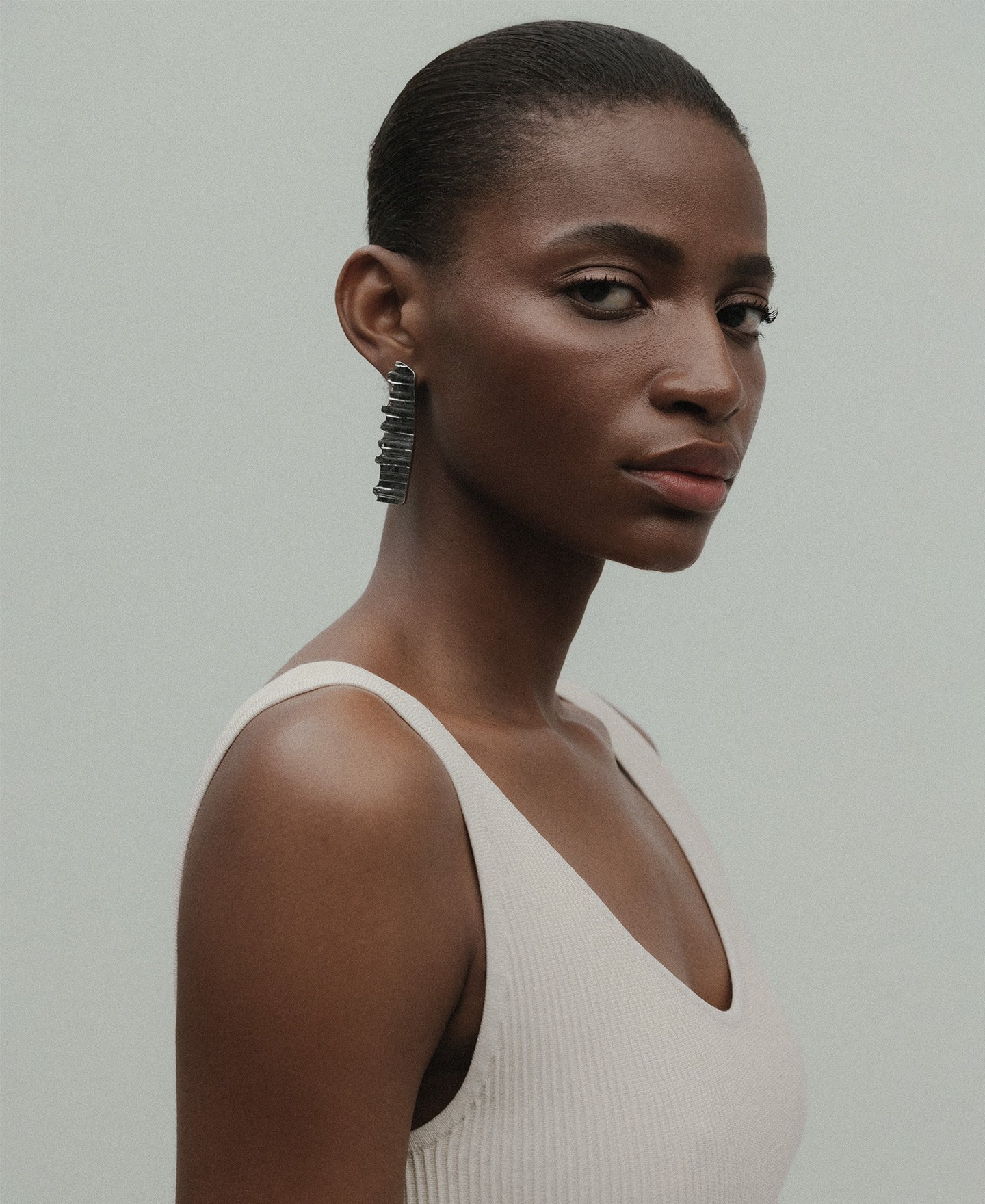 Pendiente plano textura mujer image number 3