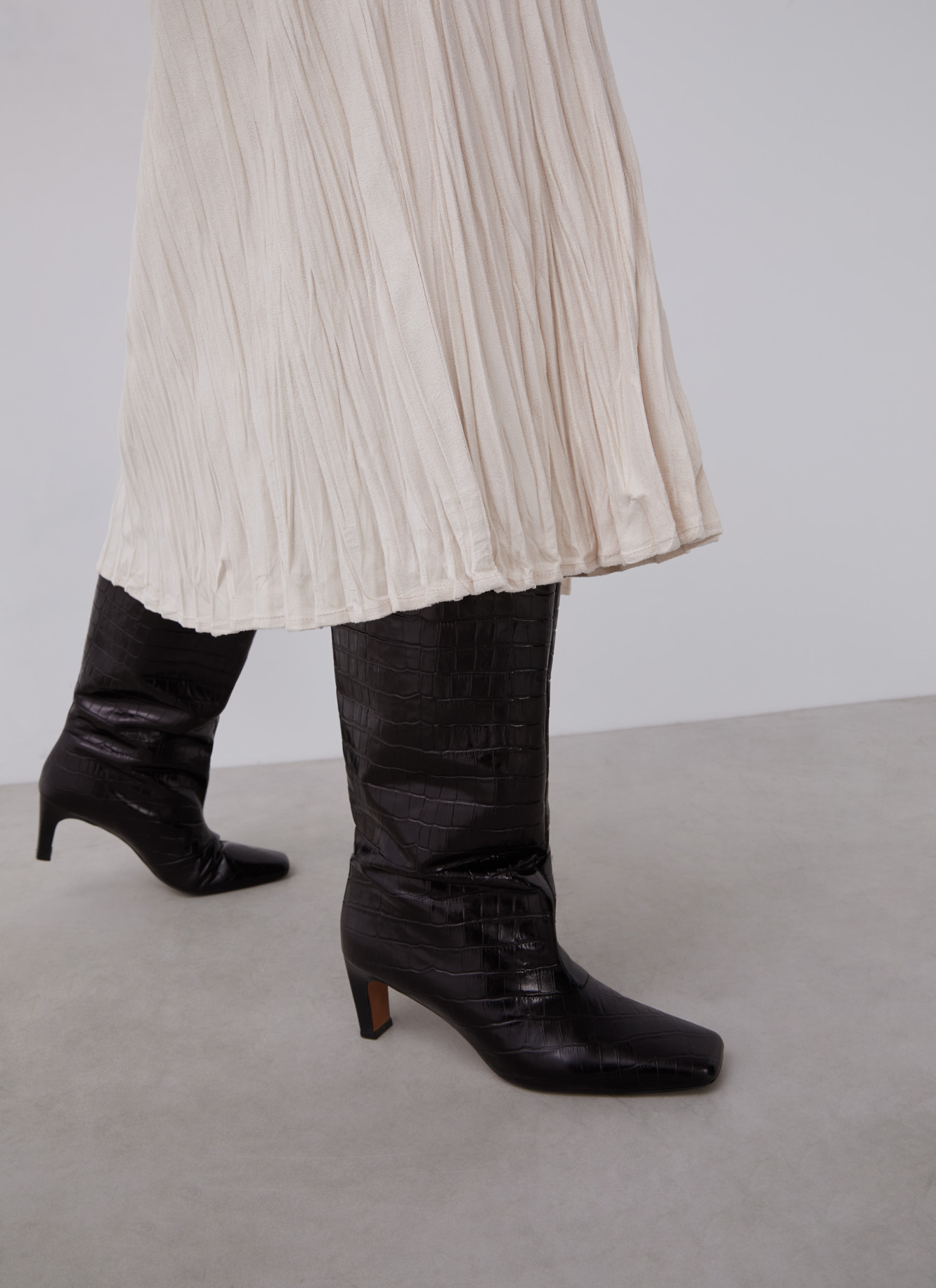 Wrinkled suedette midi skirt image number 2