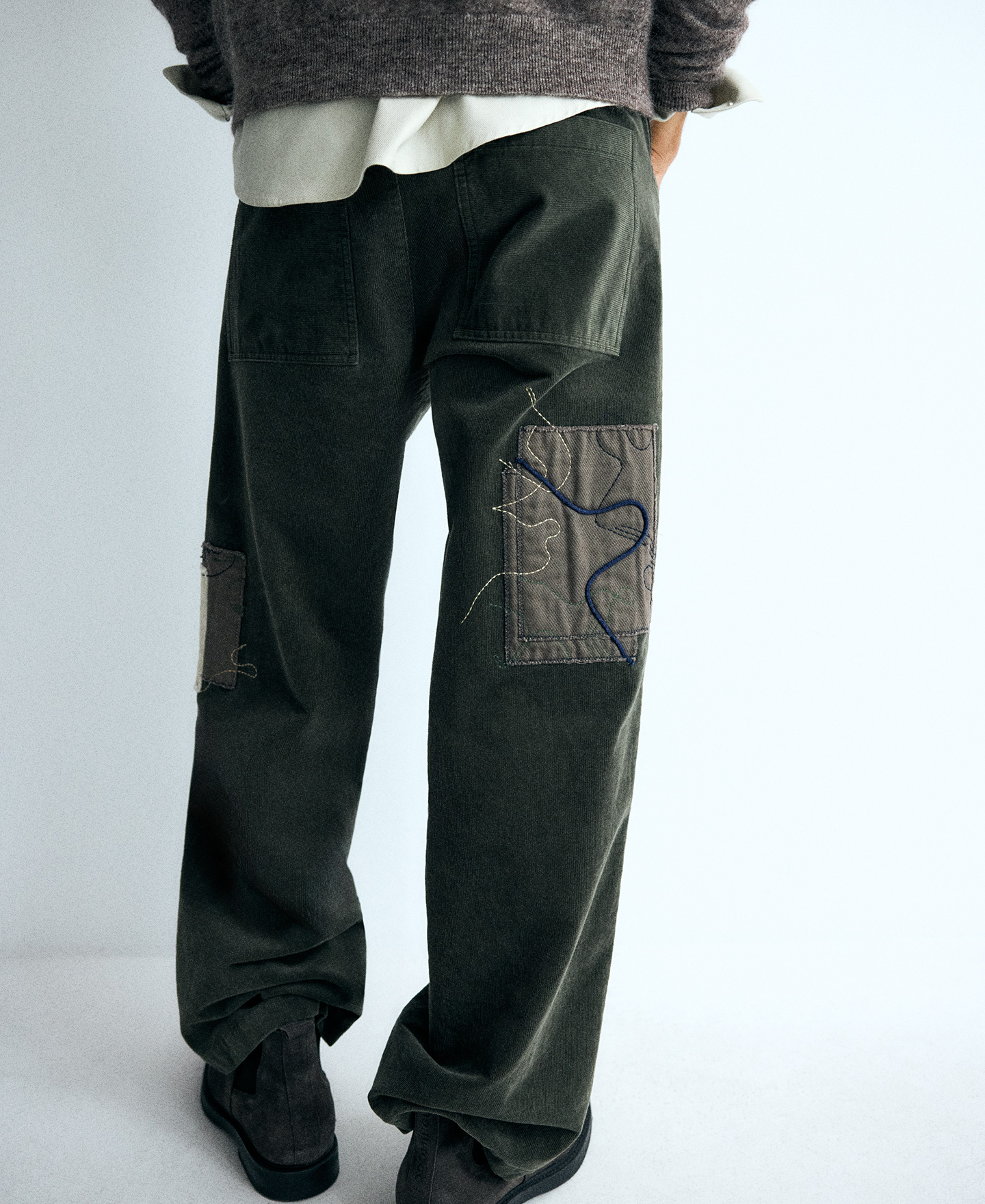 Pantalón pana parches bordados hombre image number 1