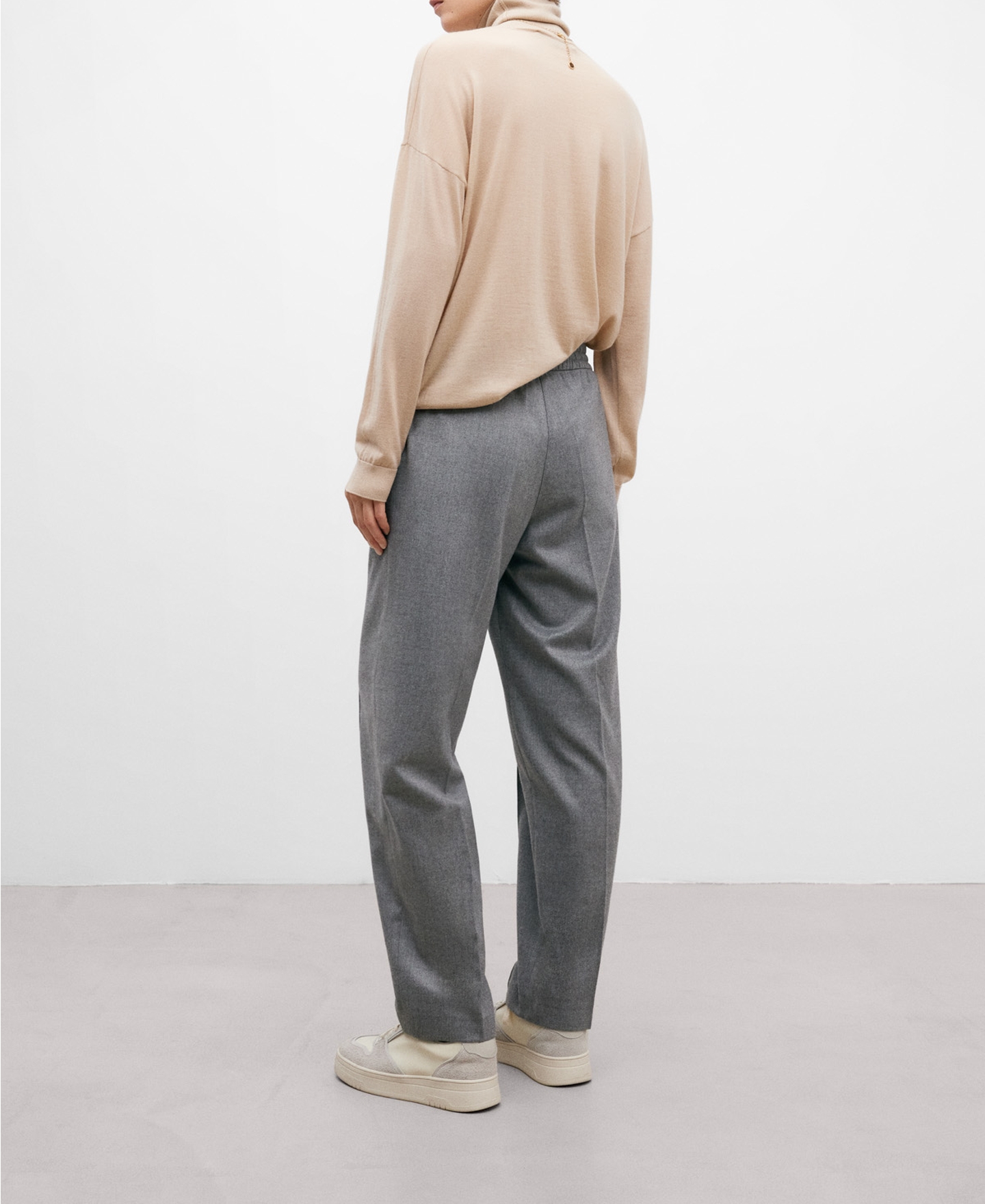 Jogger poliéster reciclado gris mujer image number 2