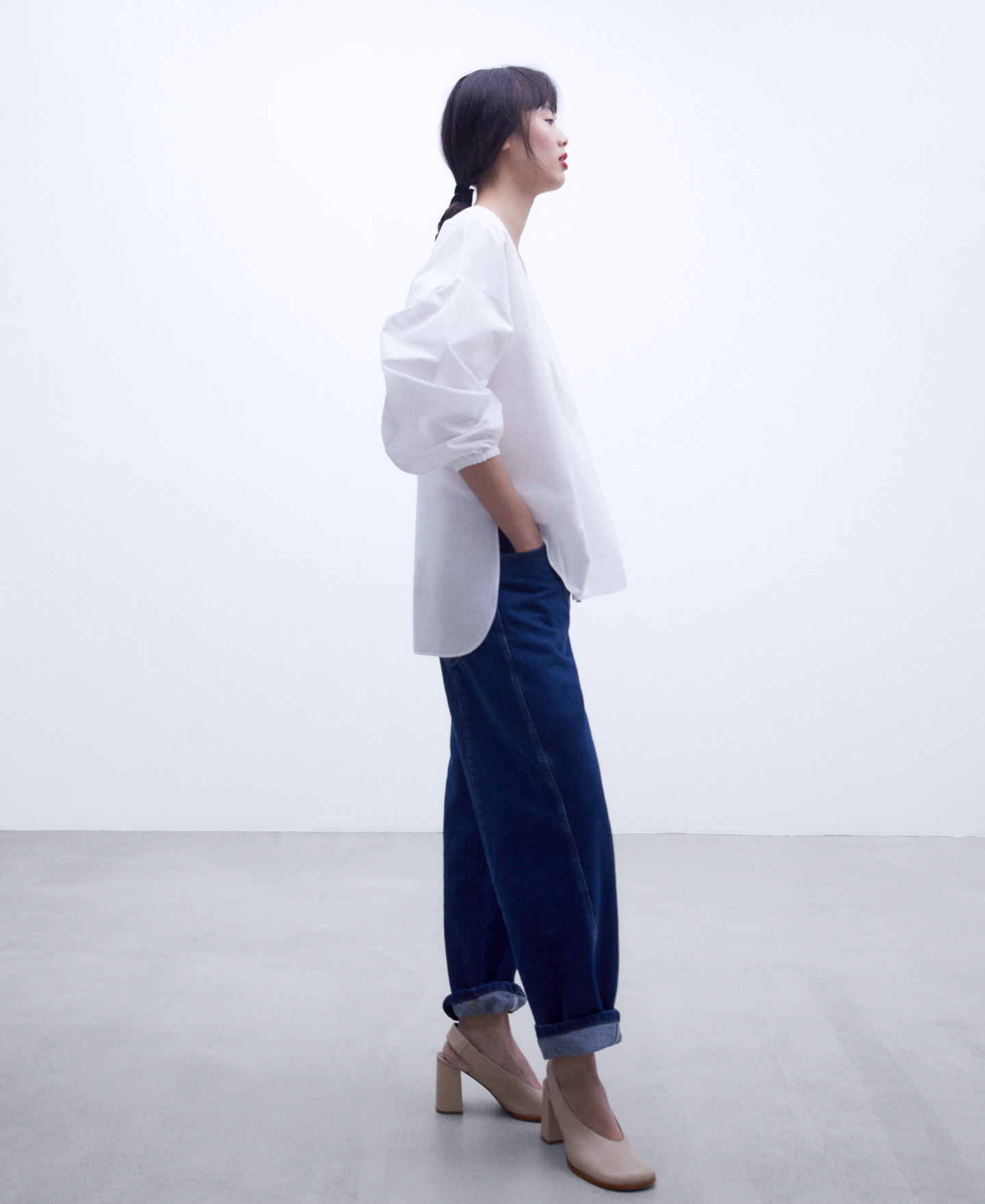 V-neckline cotton shirt image number 5
