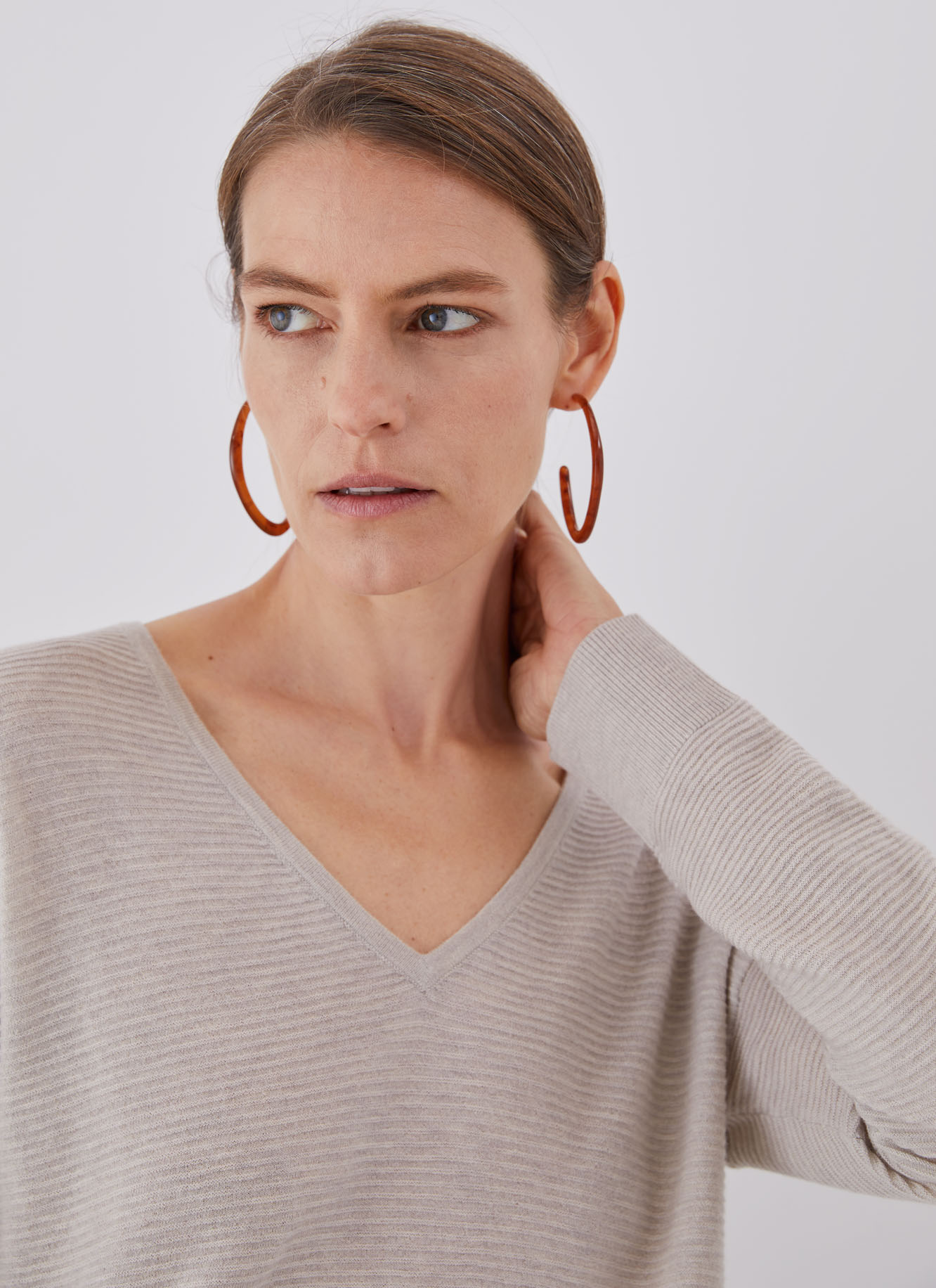 Jersey escote pico en lana merino image number 4