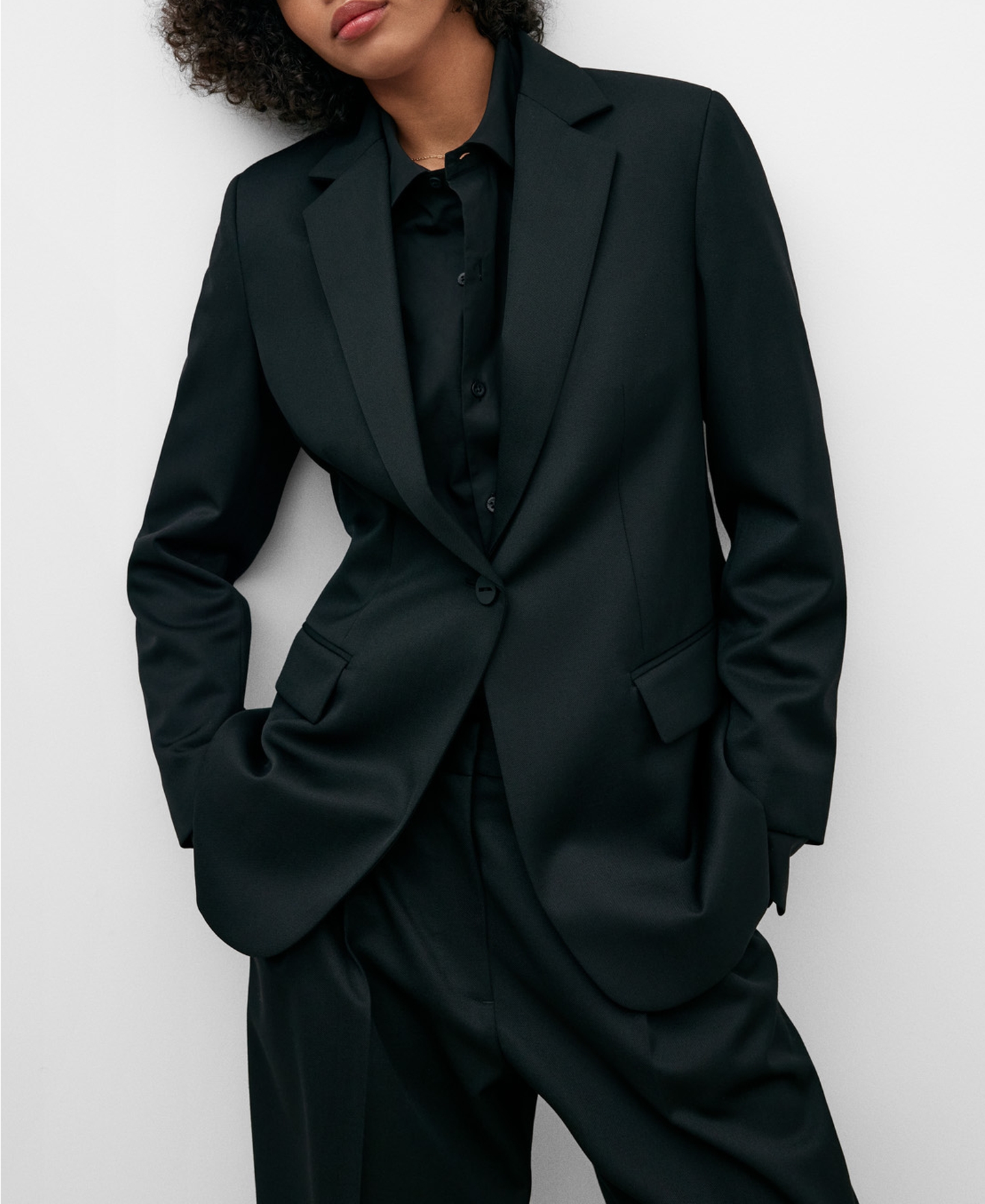 Black tailored blazer for women image number 0
