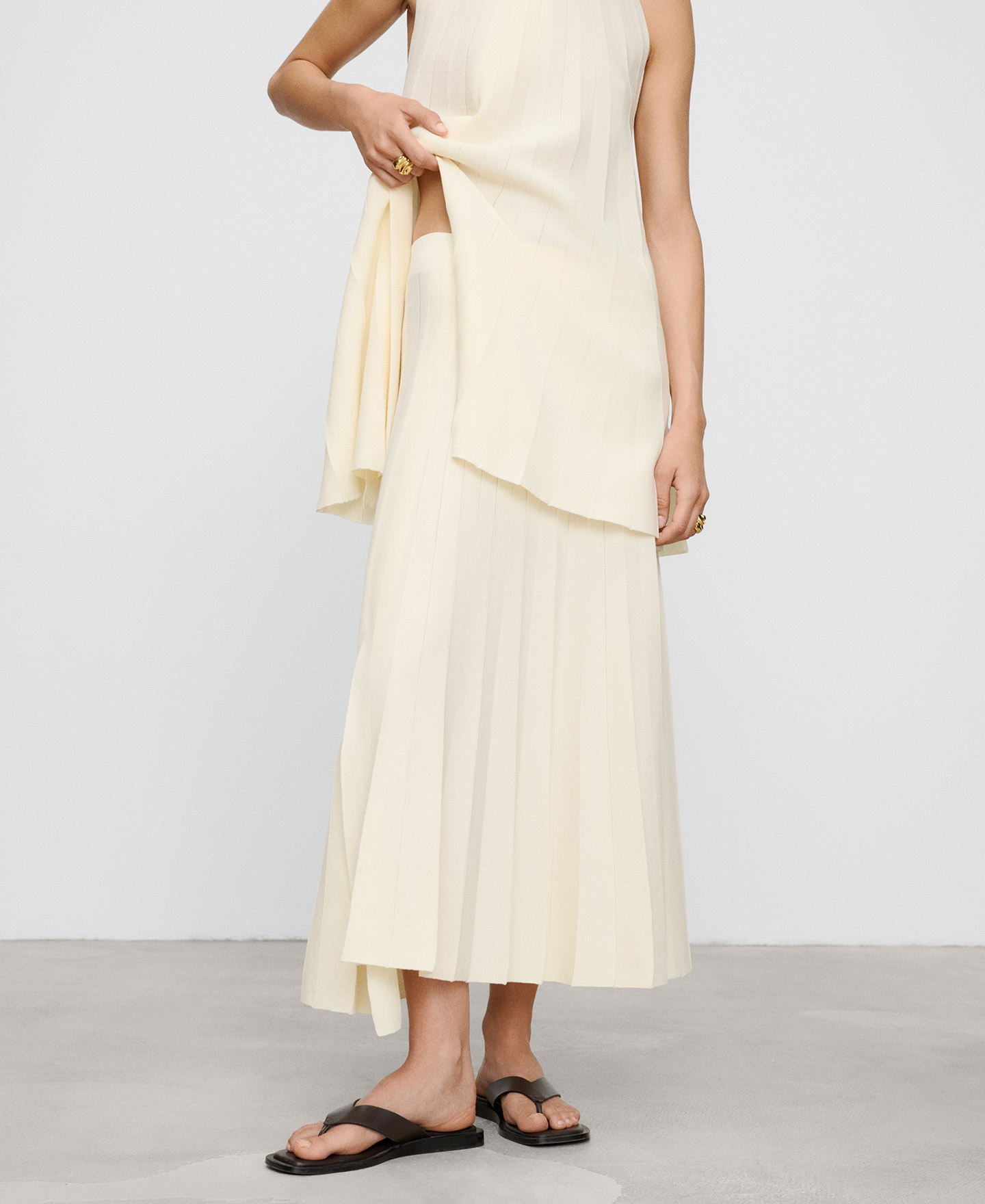 Pleated knit skirt image number 0