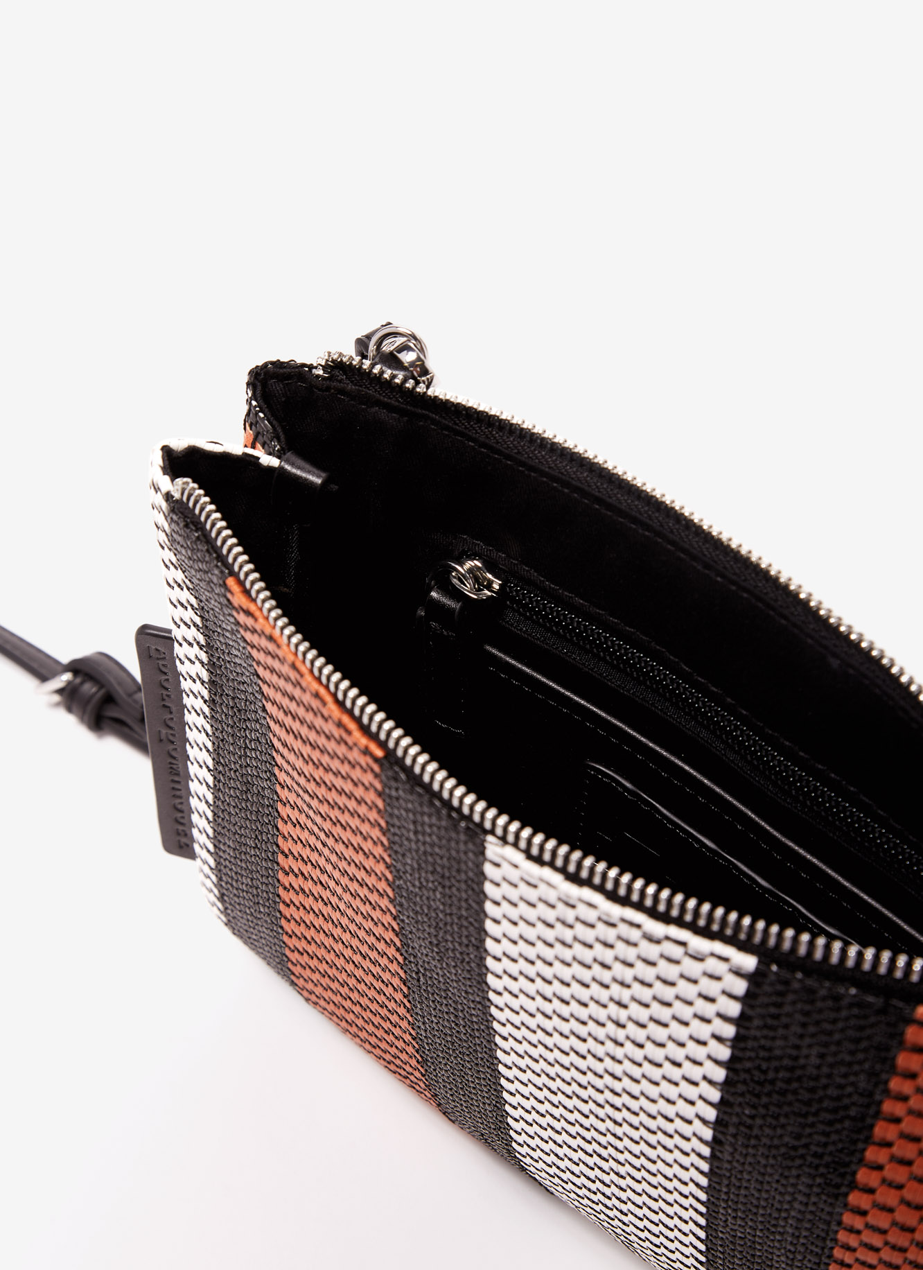 Clutch de rayas en efecto rafia image number 2