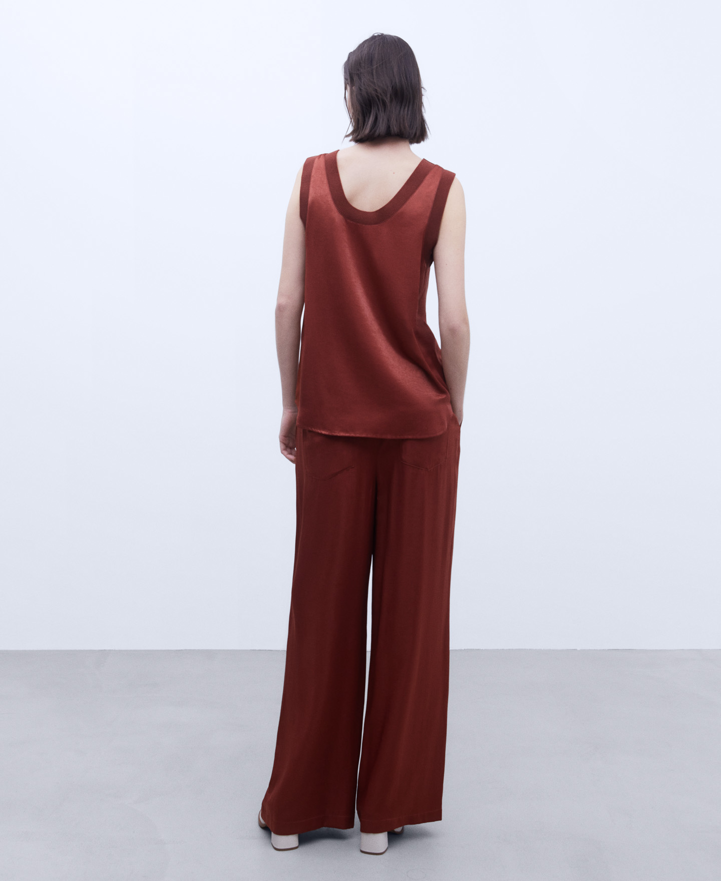 Round collar t-shirt image number 2