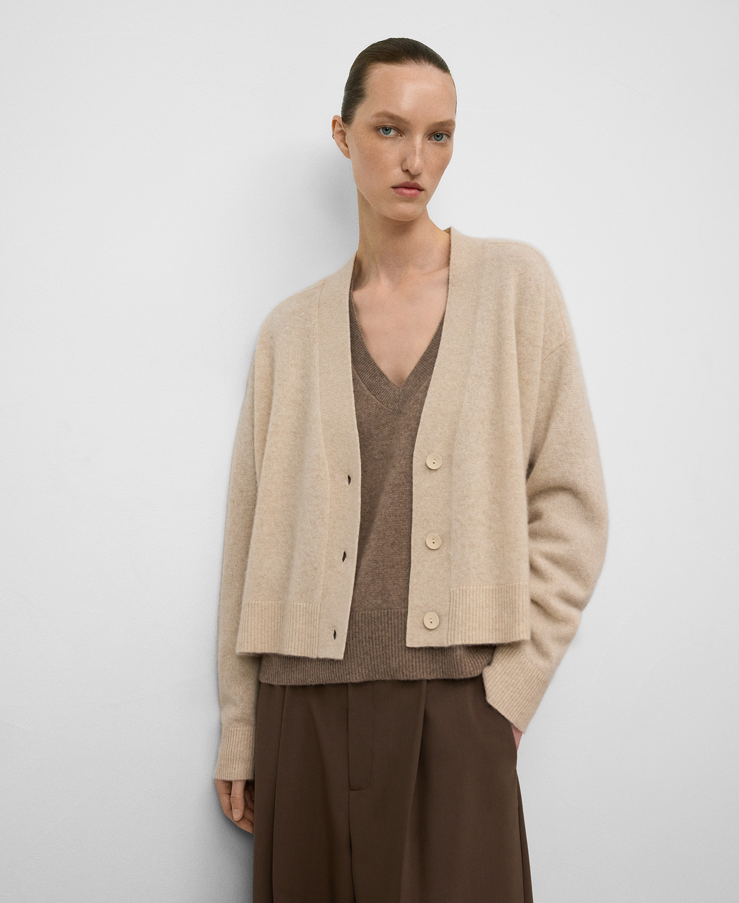 Cárdigan cashmere cuello pico mujer image number 0