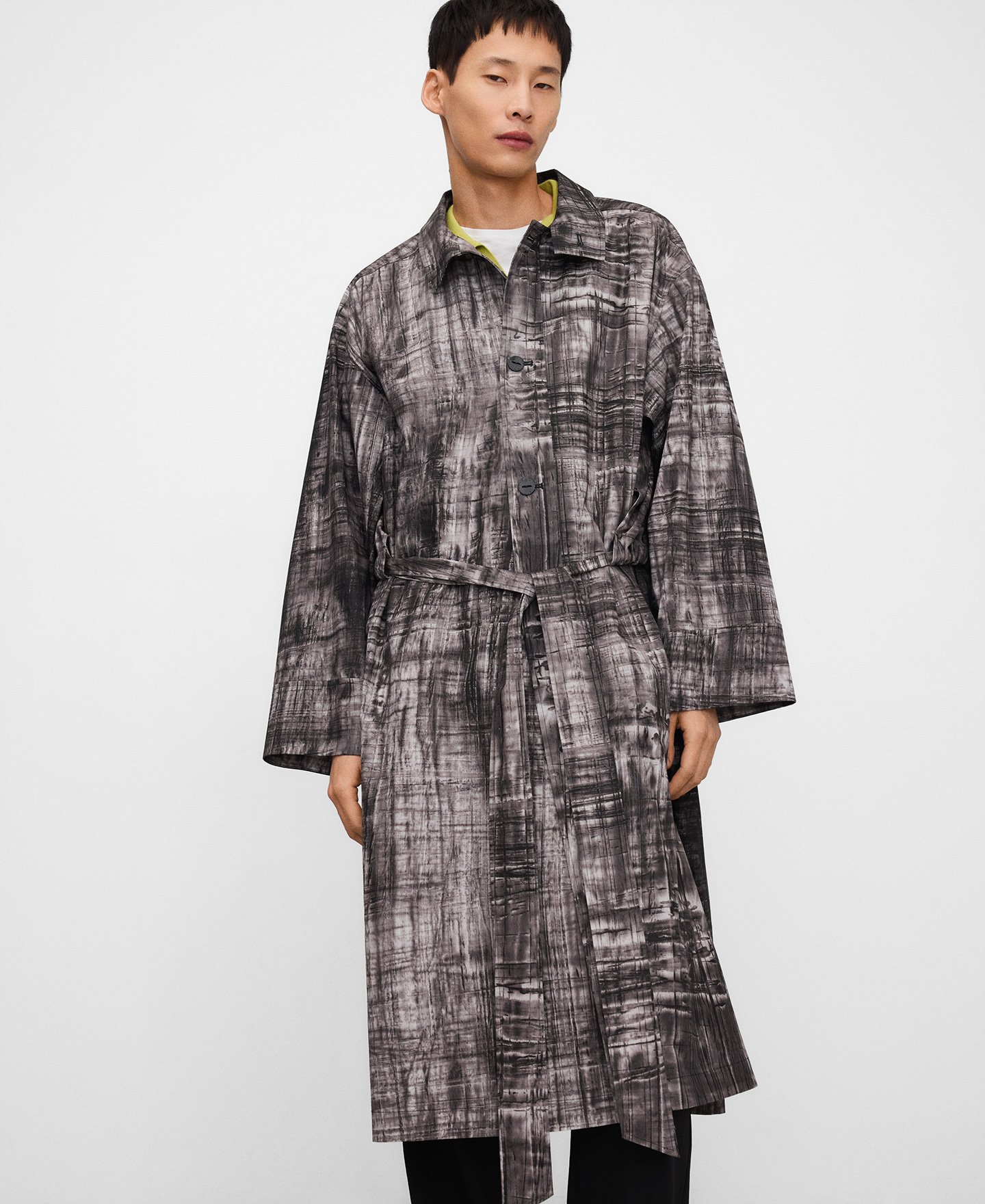 Gabardina oversize estampada con capa image number 0