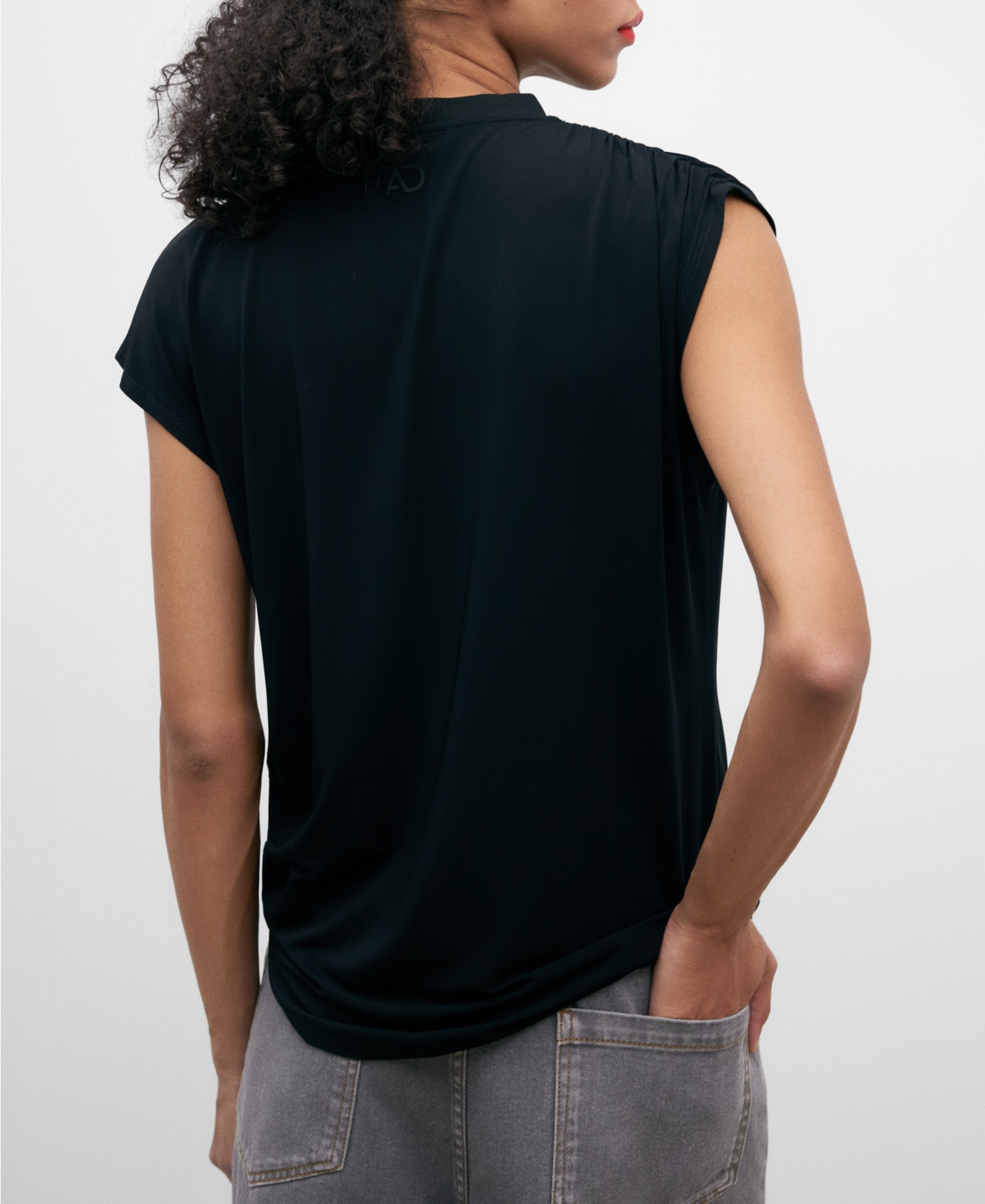 T-shirt assimétrica preta para mulher image number 2