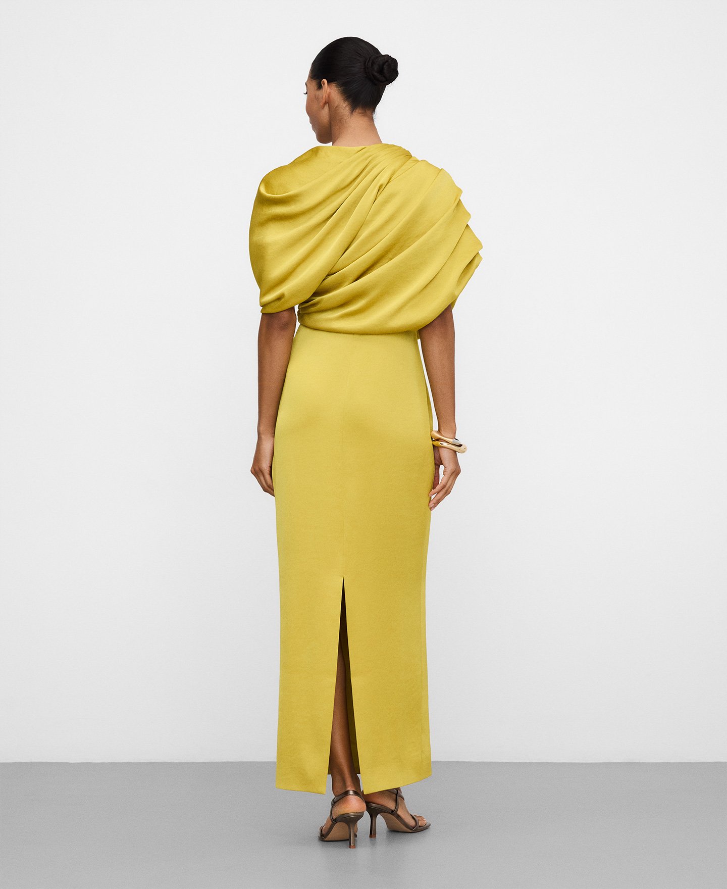 Vestido largo satinado drapeado image number 2