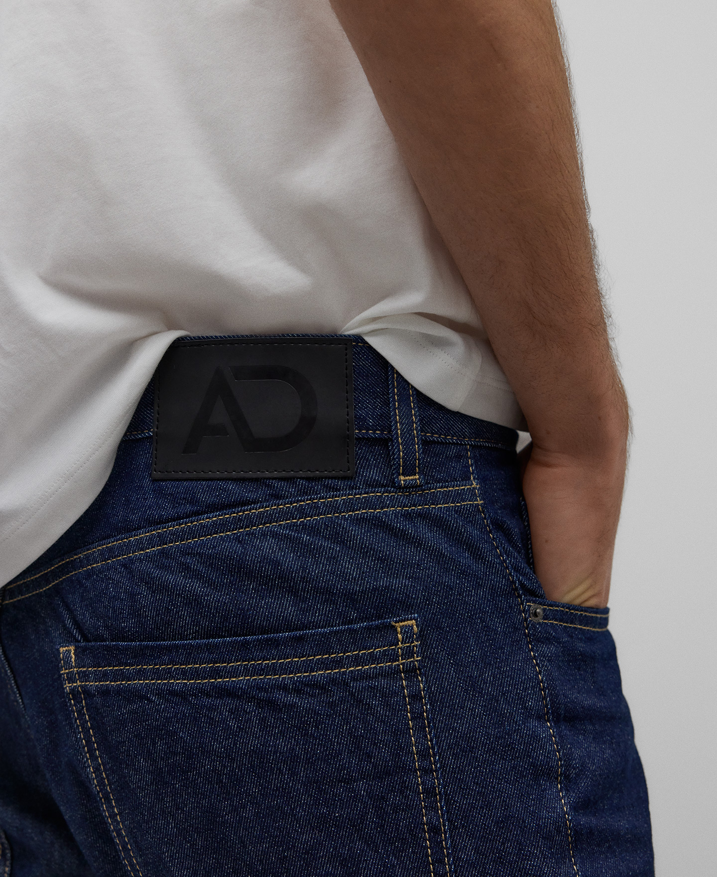 Pantal&oacute;n en denim de algod&oacute;n hombre image number 3