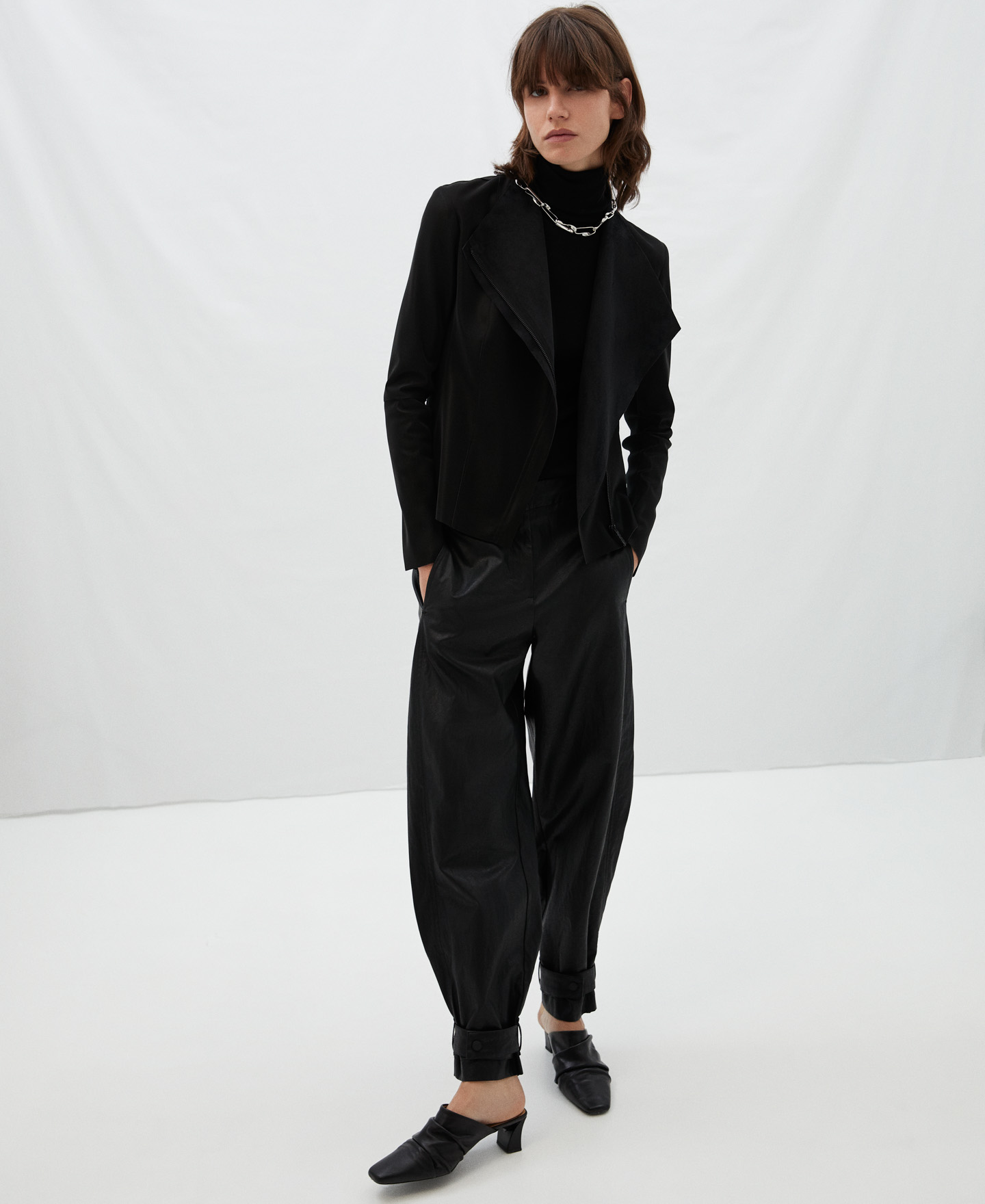 Pantalón slouchy en textura piel image number 1