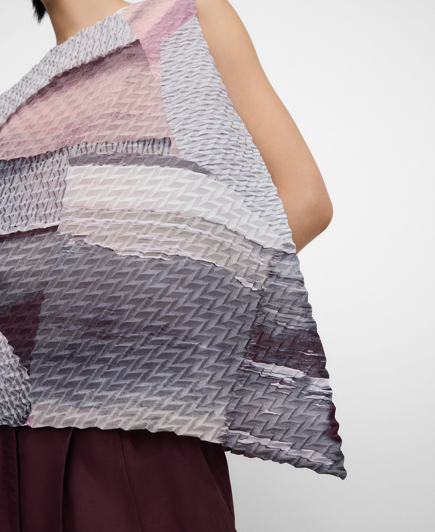 Top asim&eacute;trico crinkle estampado image number 3