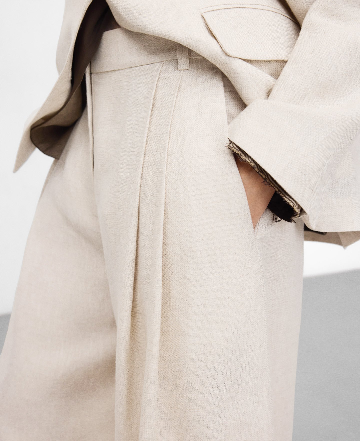 Linen double-pleated bermuda shorts image number 3