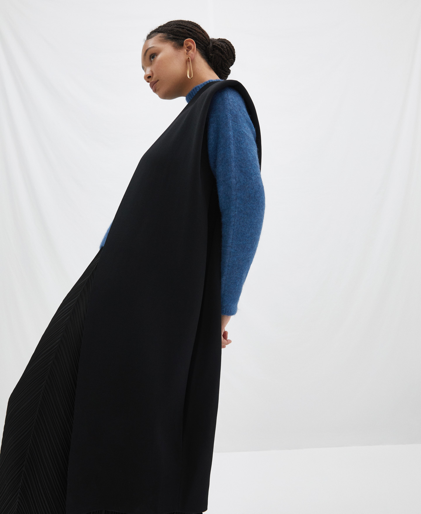 Knitted waistcoat with shoulder straps image number 1