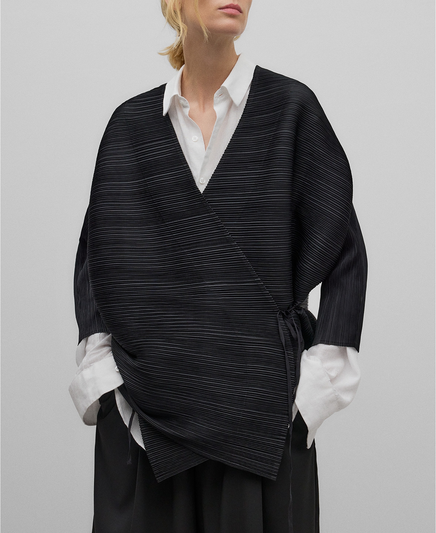 Black crinkle kimono woman image number 0