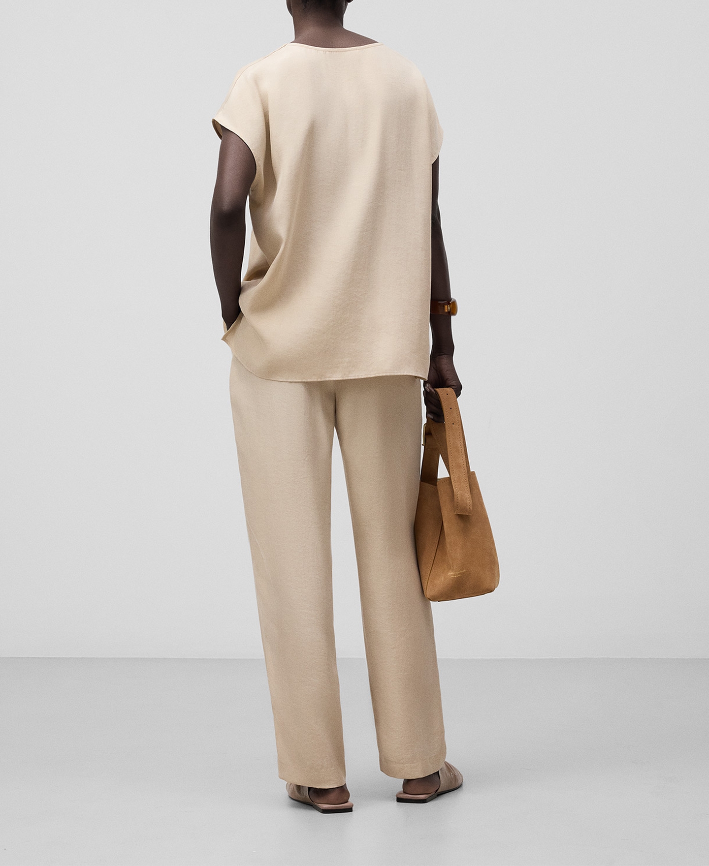 V-neckline straight top woman image number 2