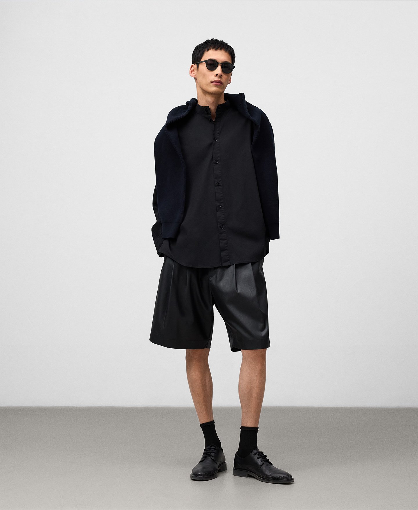 Bermuda negra relaxed fit hombre image number 1