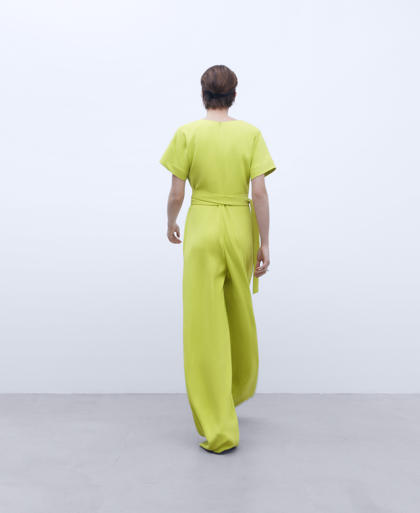V-neckline monochromatic jumpsuit image number 2