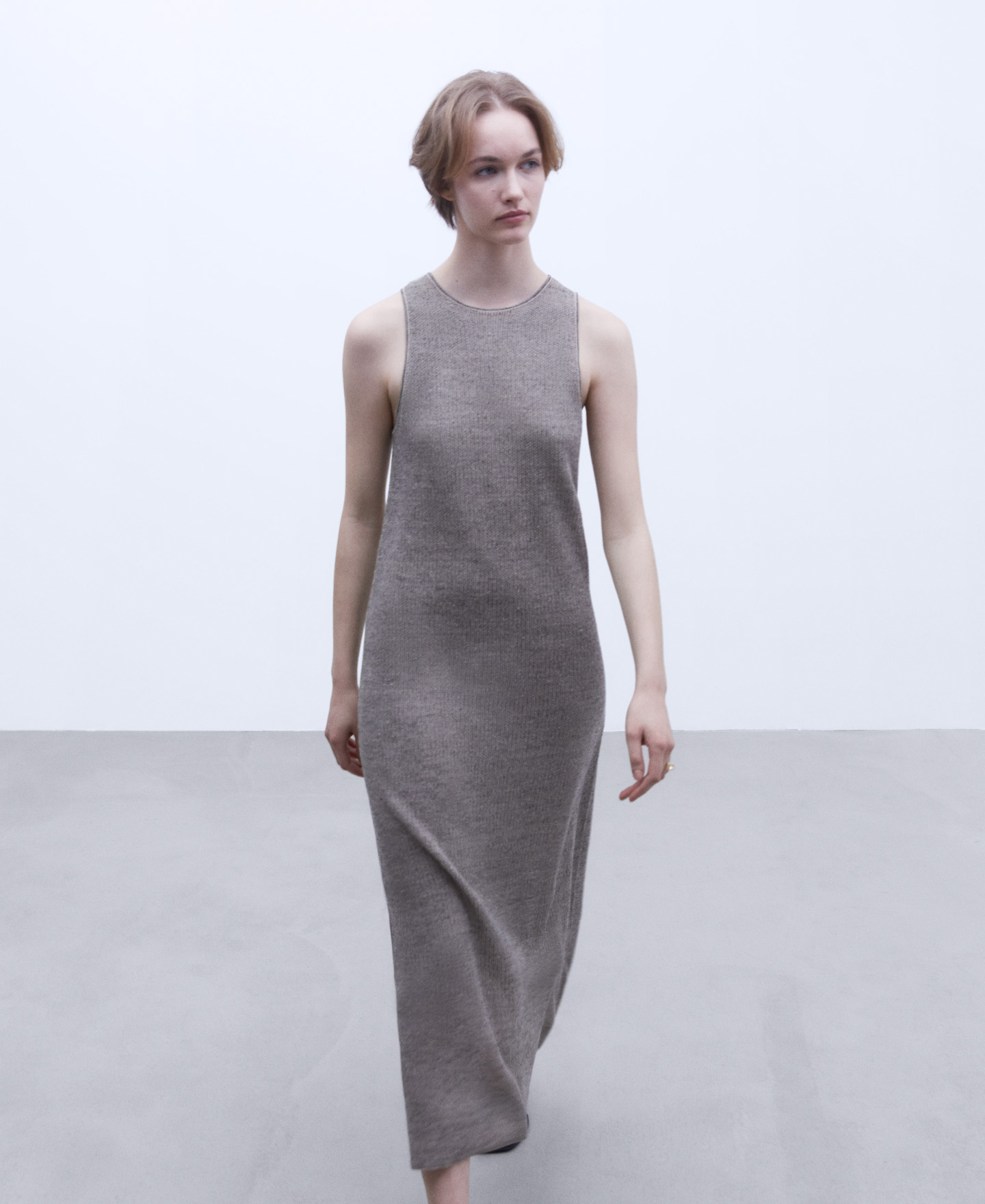 Vestido largo de tirantes image number 4