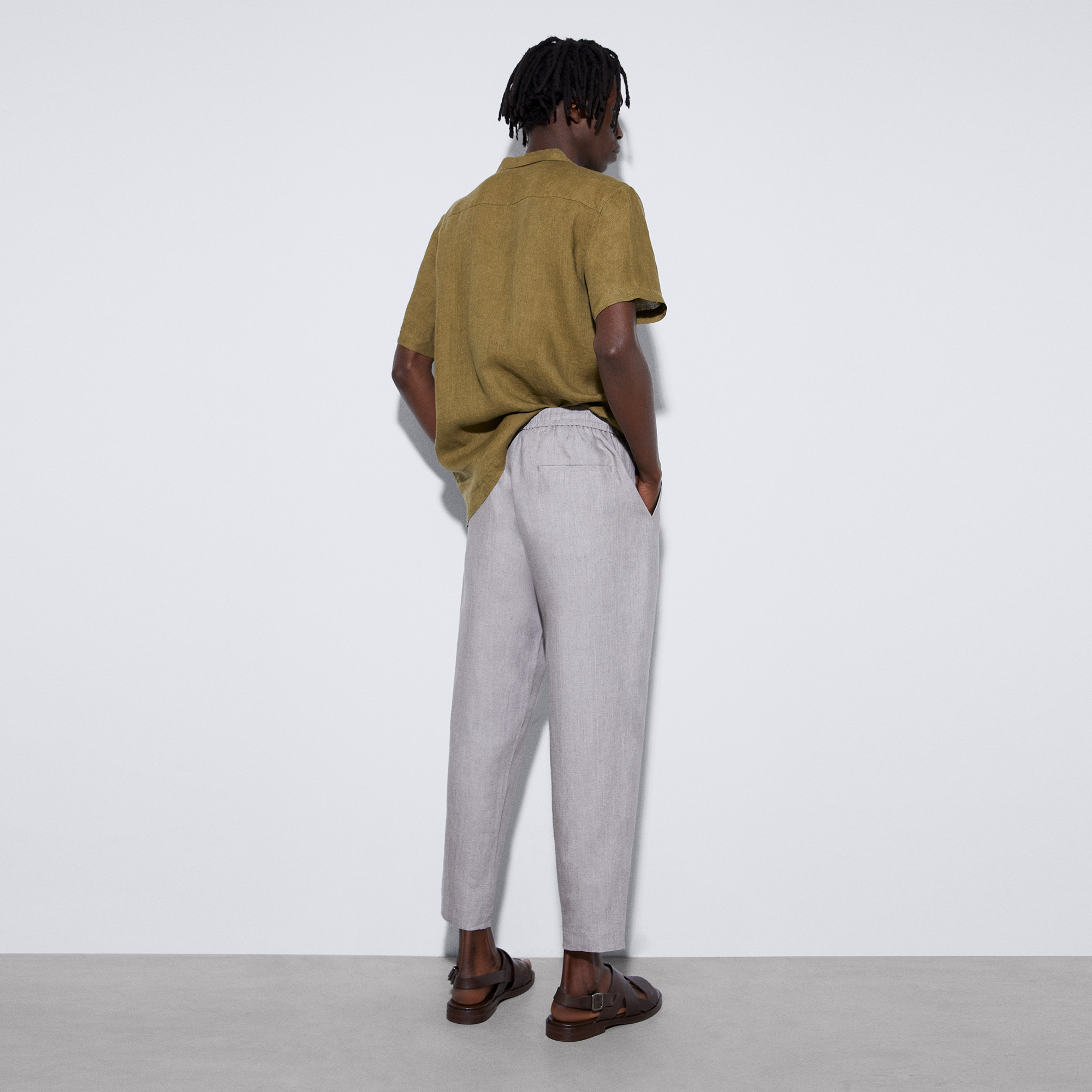 Pantalón elástico en lino responsable image number 2