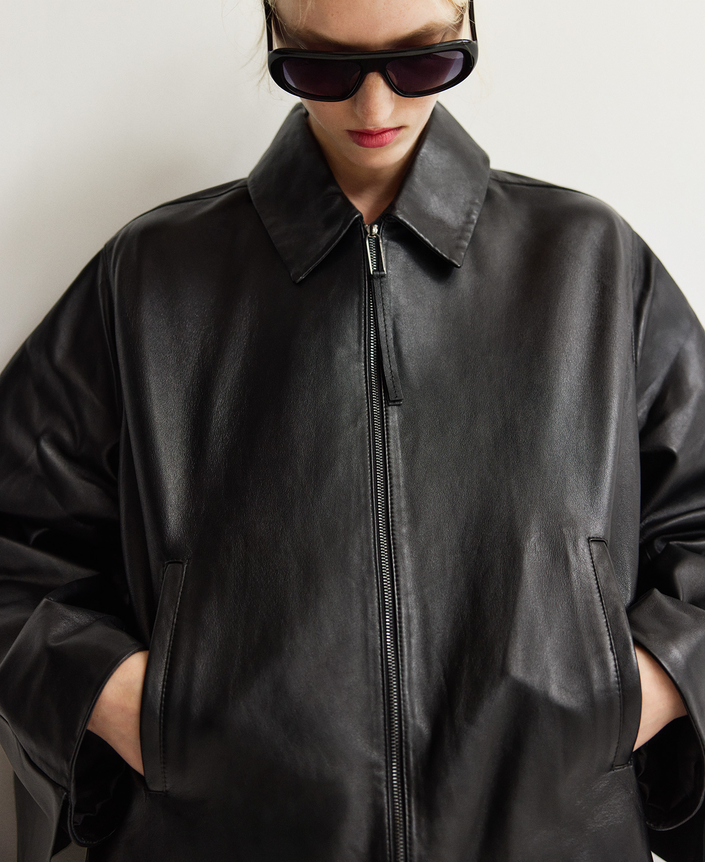 Chaqueta con capa en espalda piel mujer image number 2