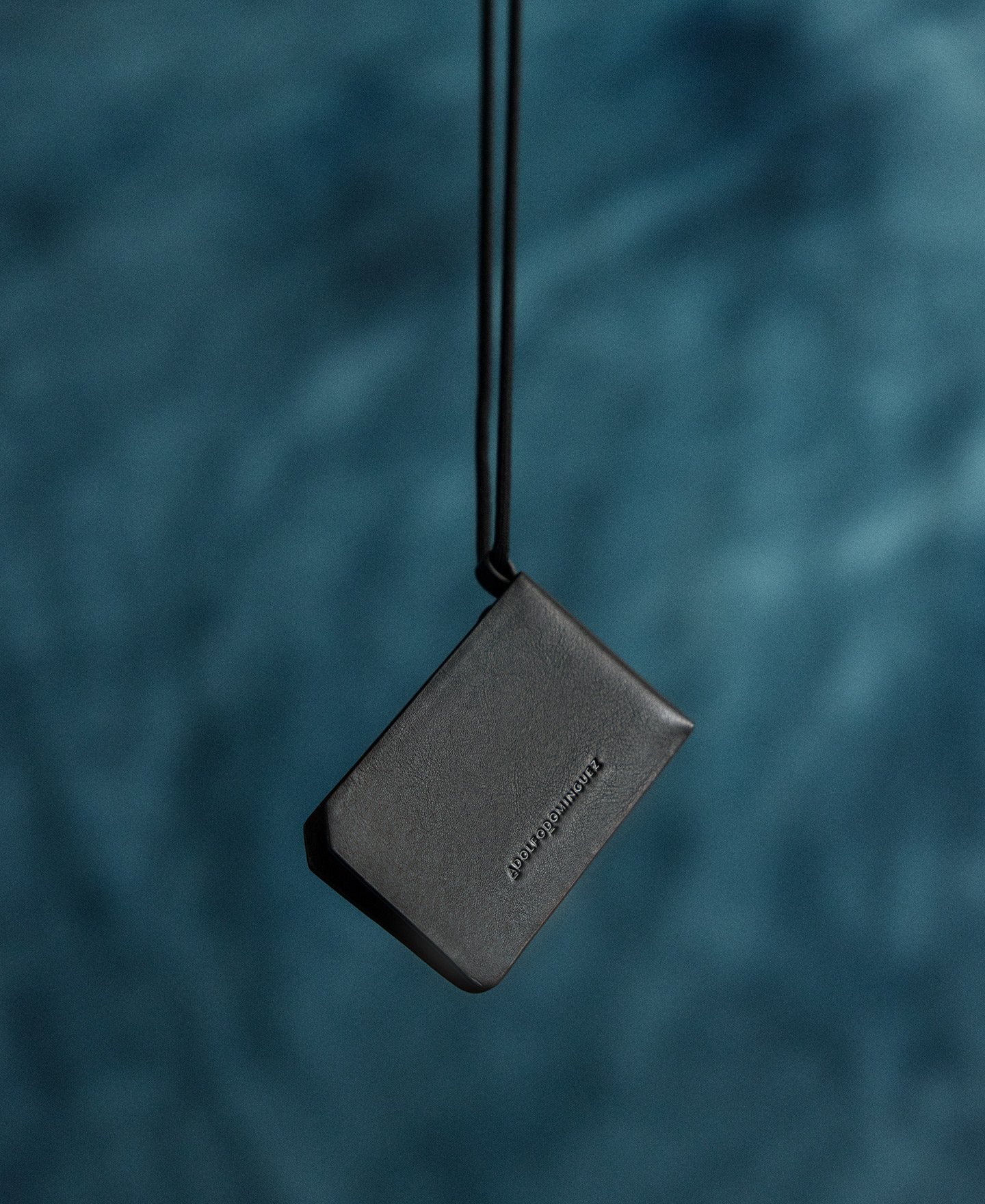 Cartera colgante piel hombre image number 3