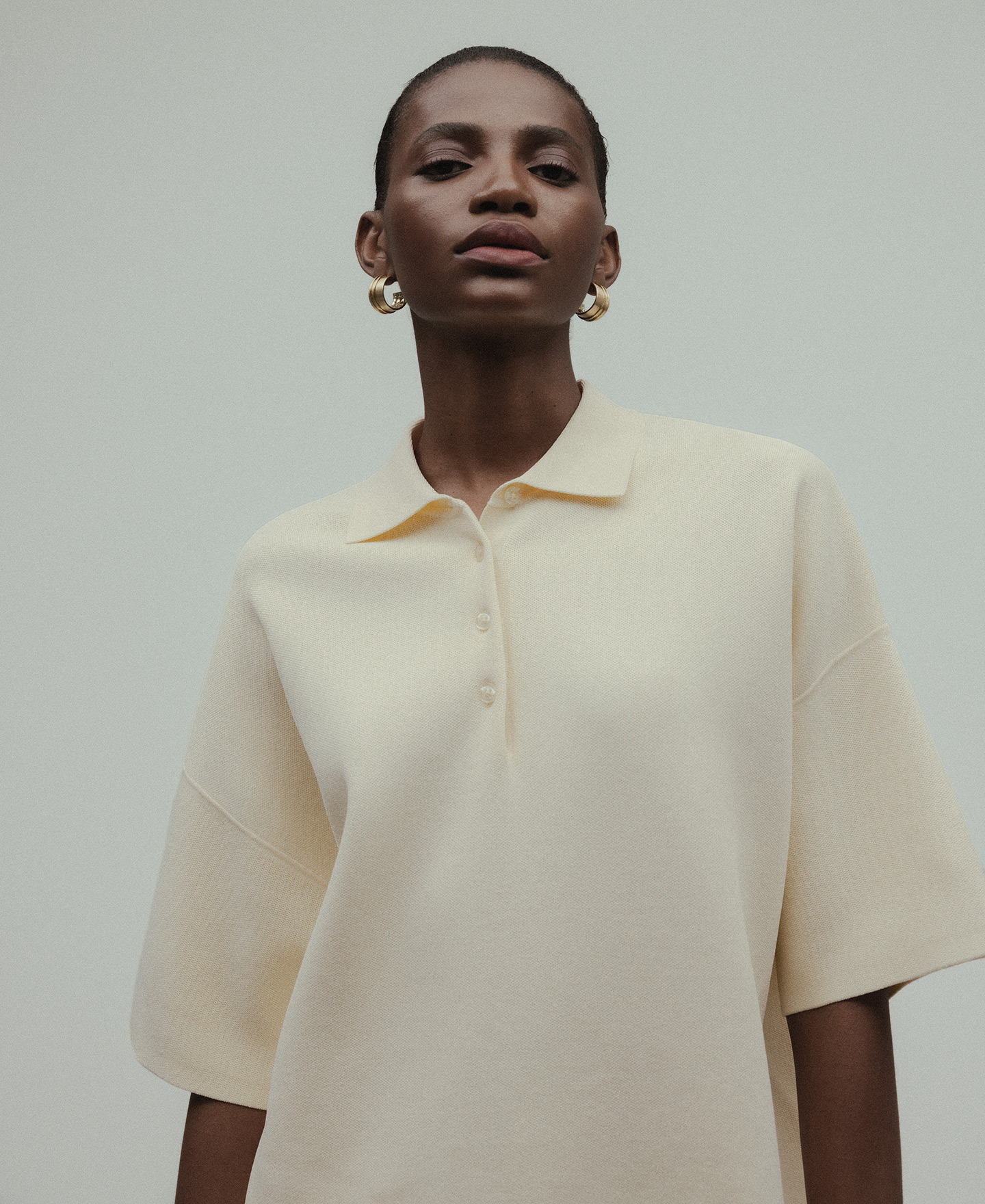 Irregular grooved gold hoops woman image number 3