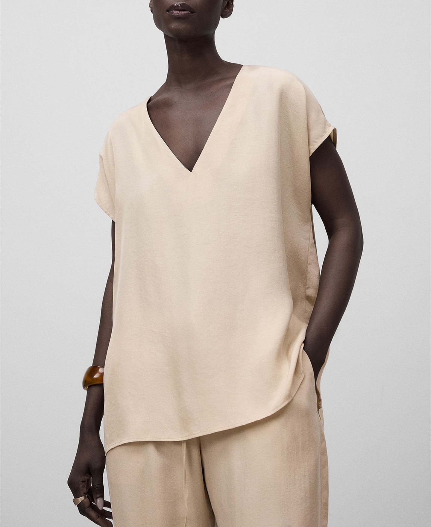 V-neckline straight top woman image number 0