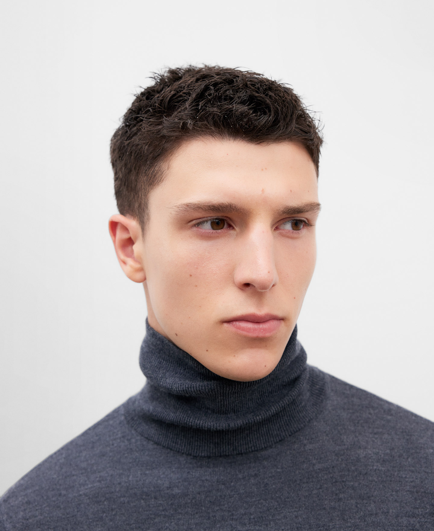 Jersey lana merino cuello alto hombre image number 3