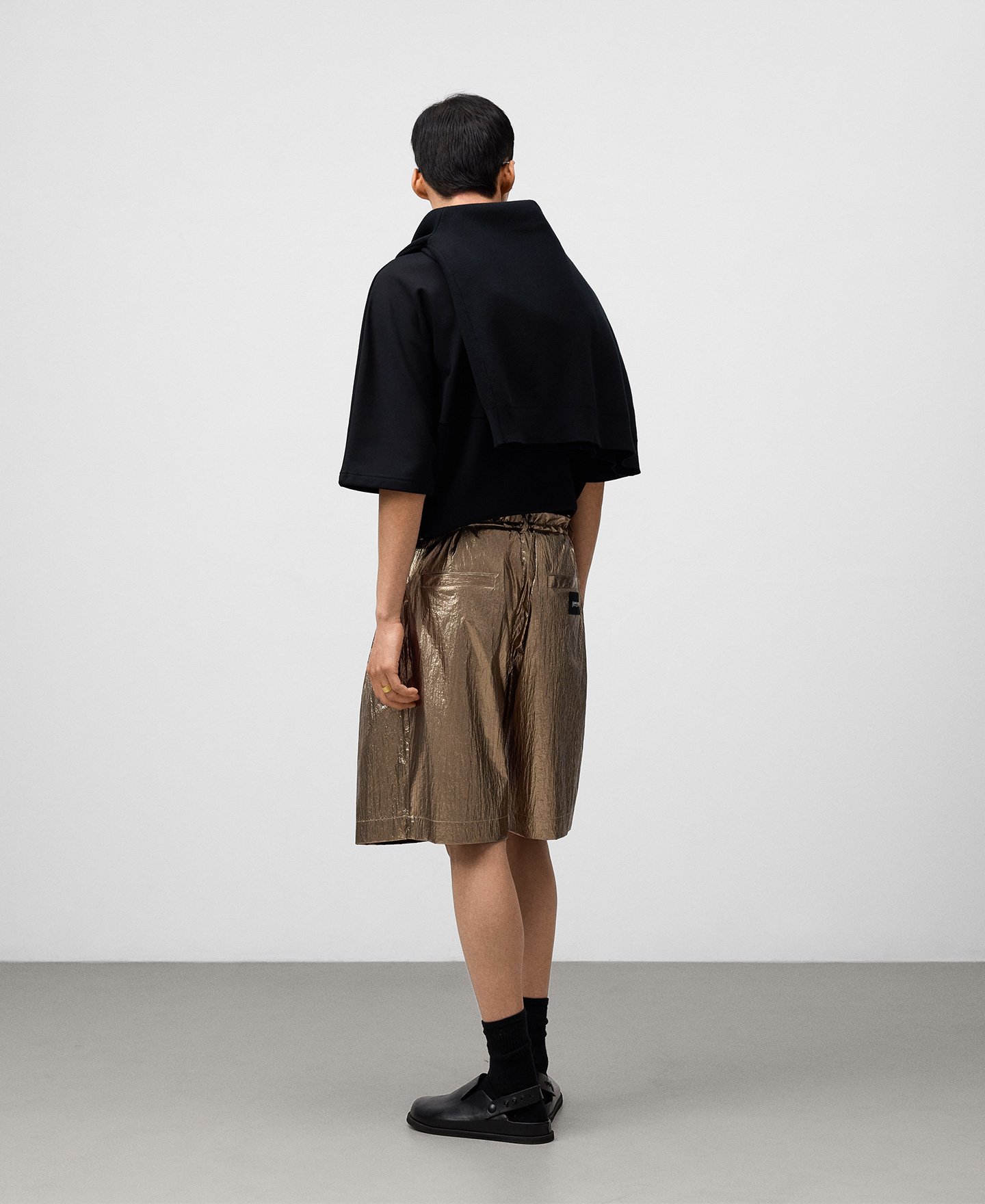 Relaxed fit metallic Bermuda shorts man image number 2