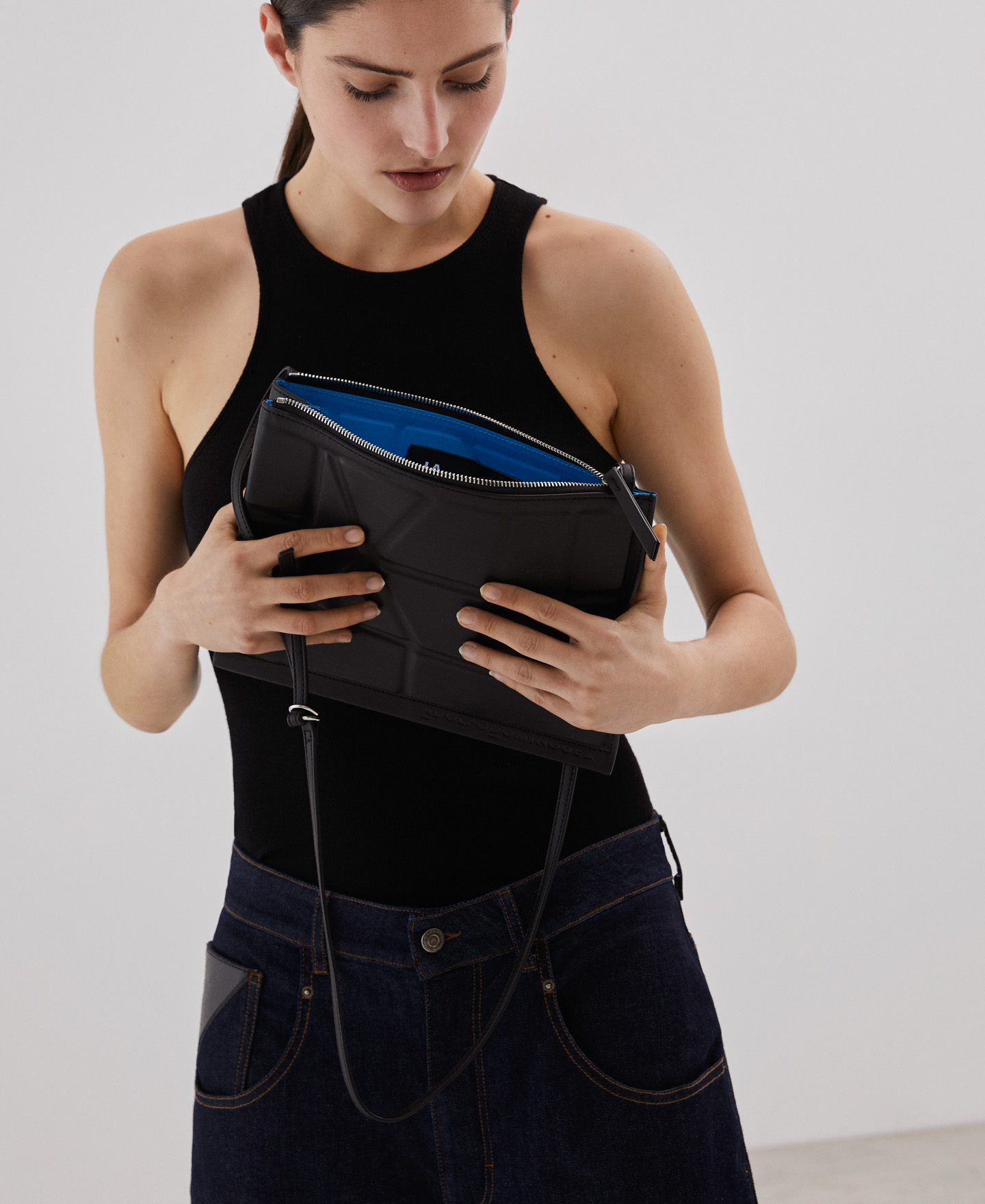 Flat crossbody bag with geometric lines image number 3
