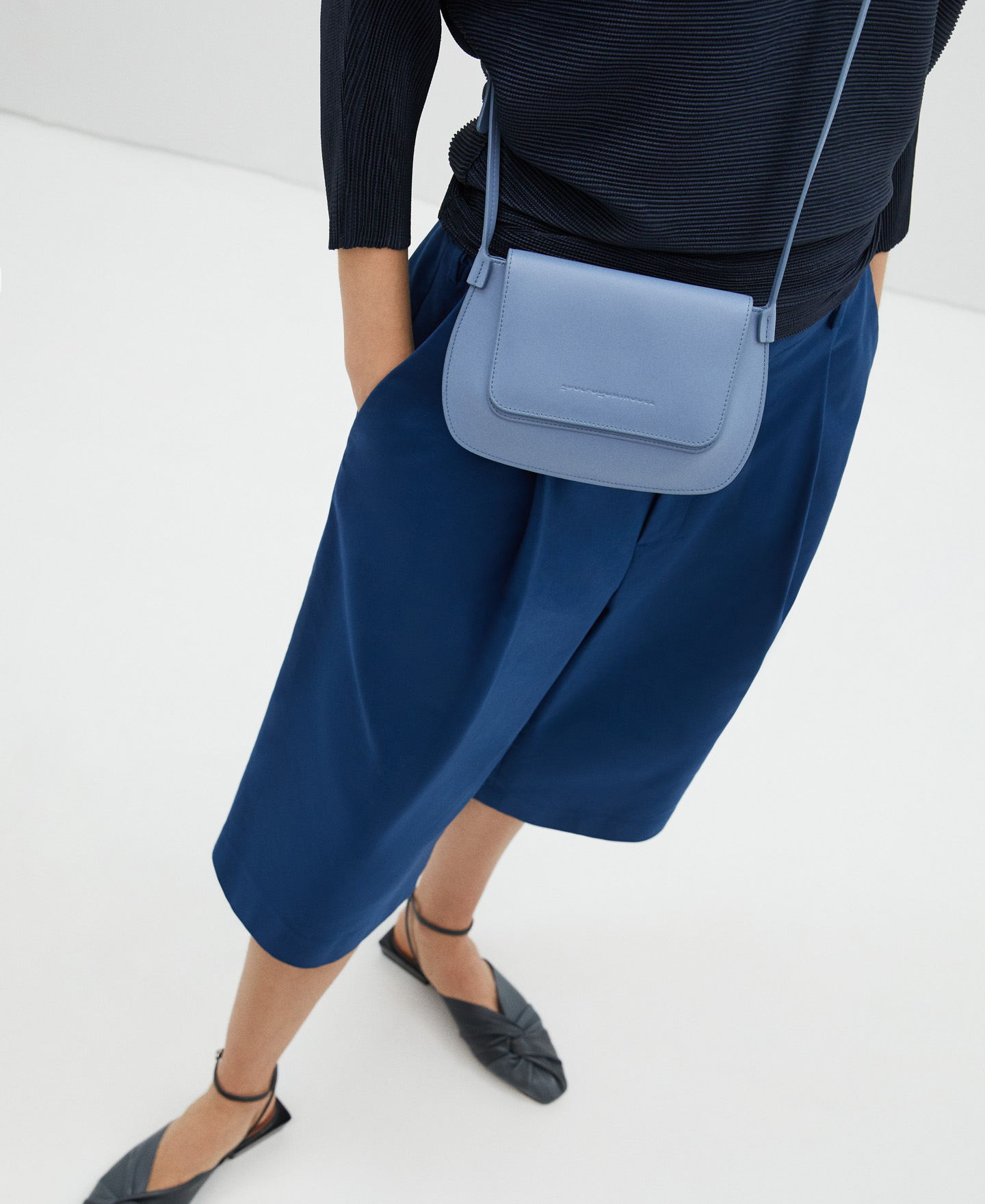Mini flat shoulder bag in vachetta image number 3