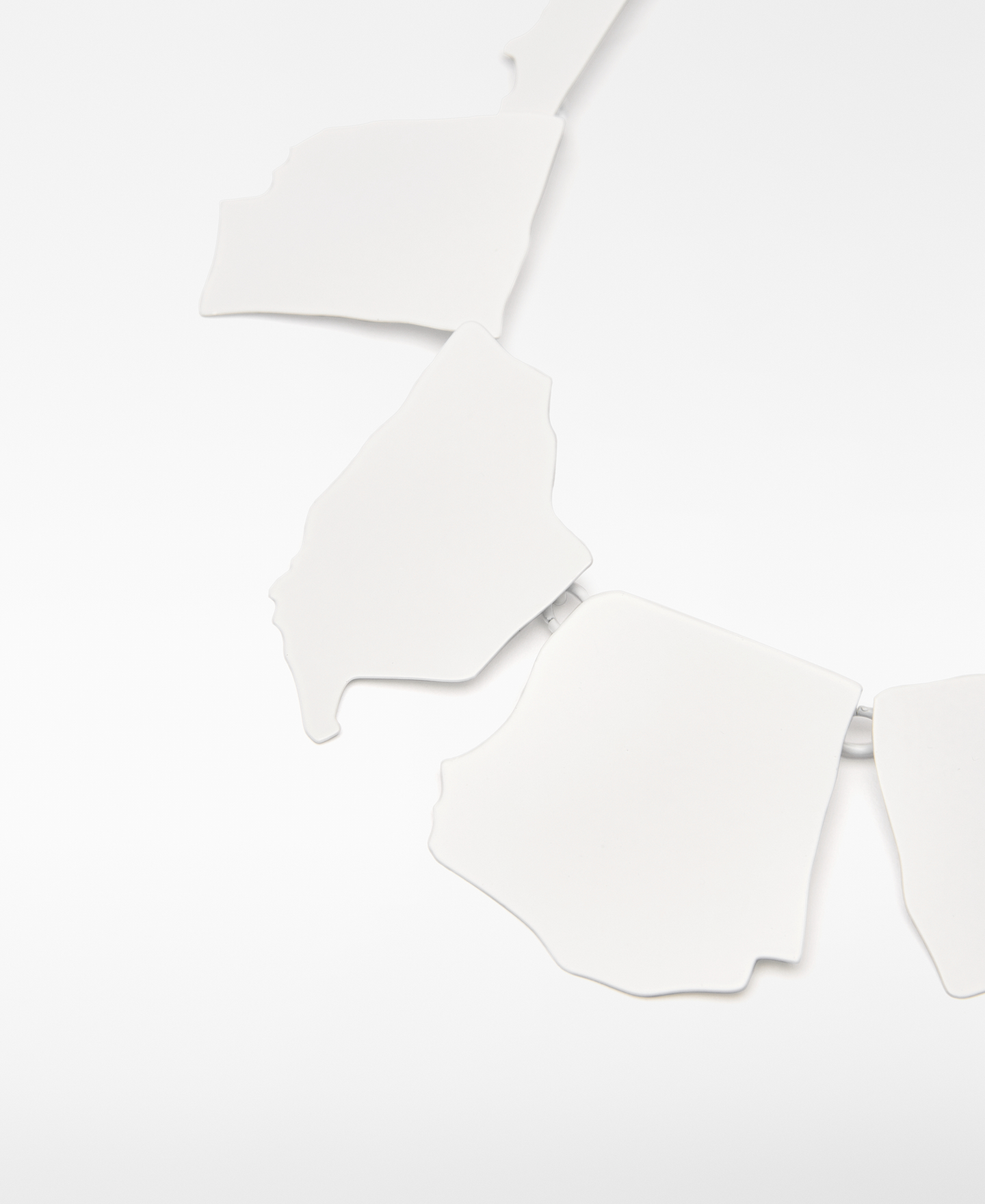 Lacquered metal plates necklace woman image number 1