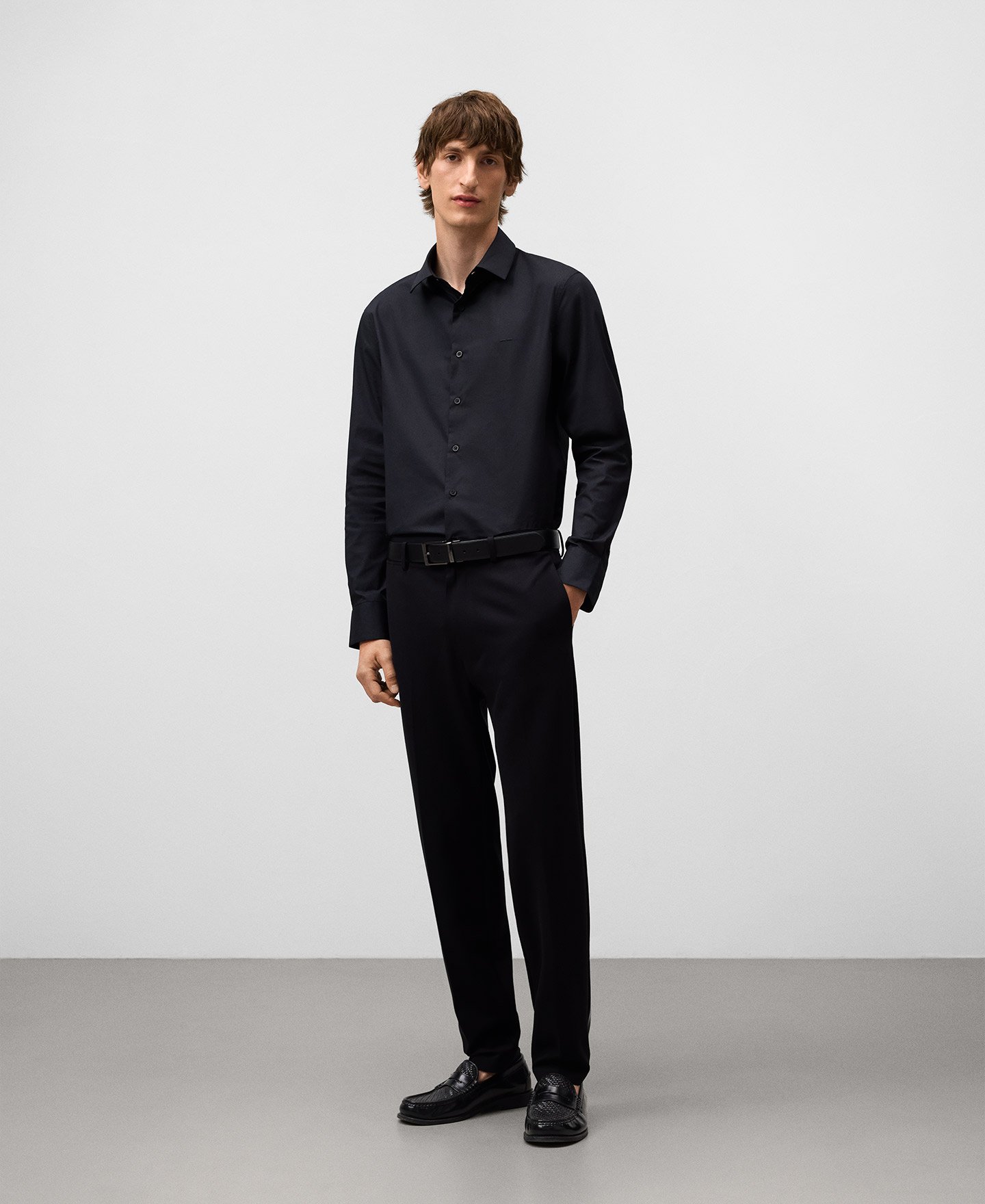 Camisa slim fit com gola de lapela para homem image number 1