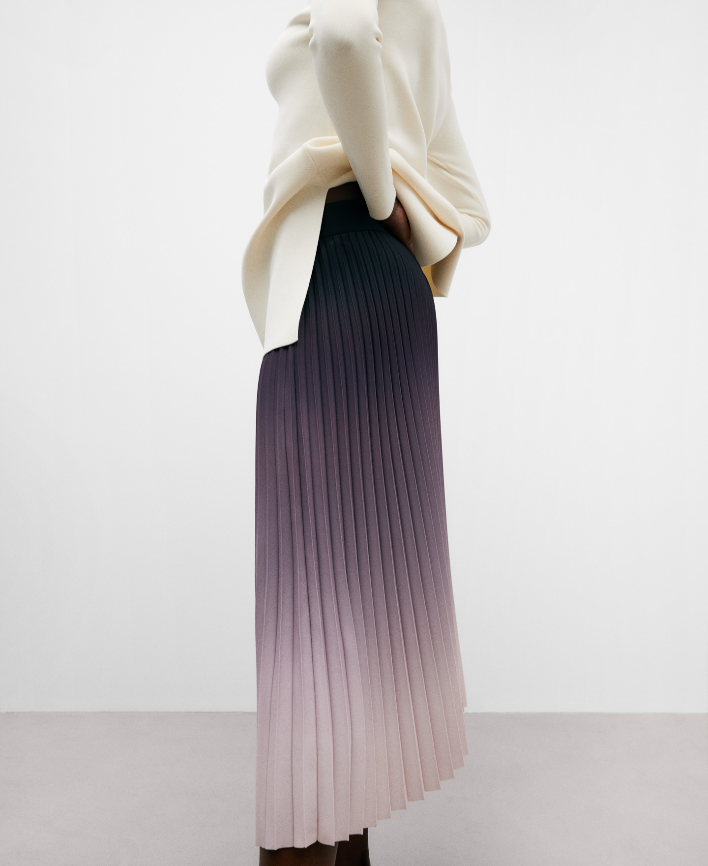 Long pleated skirt woman image number 3