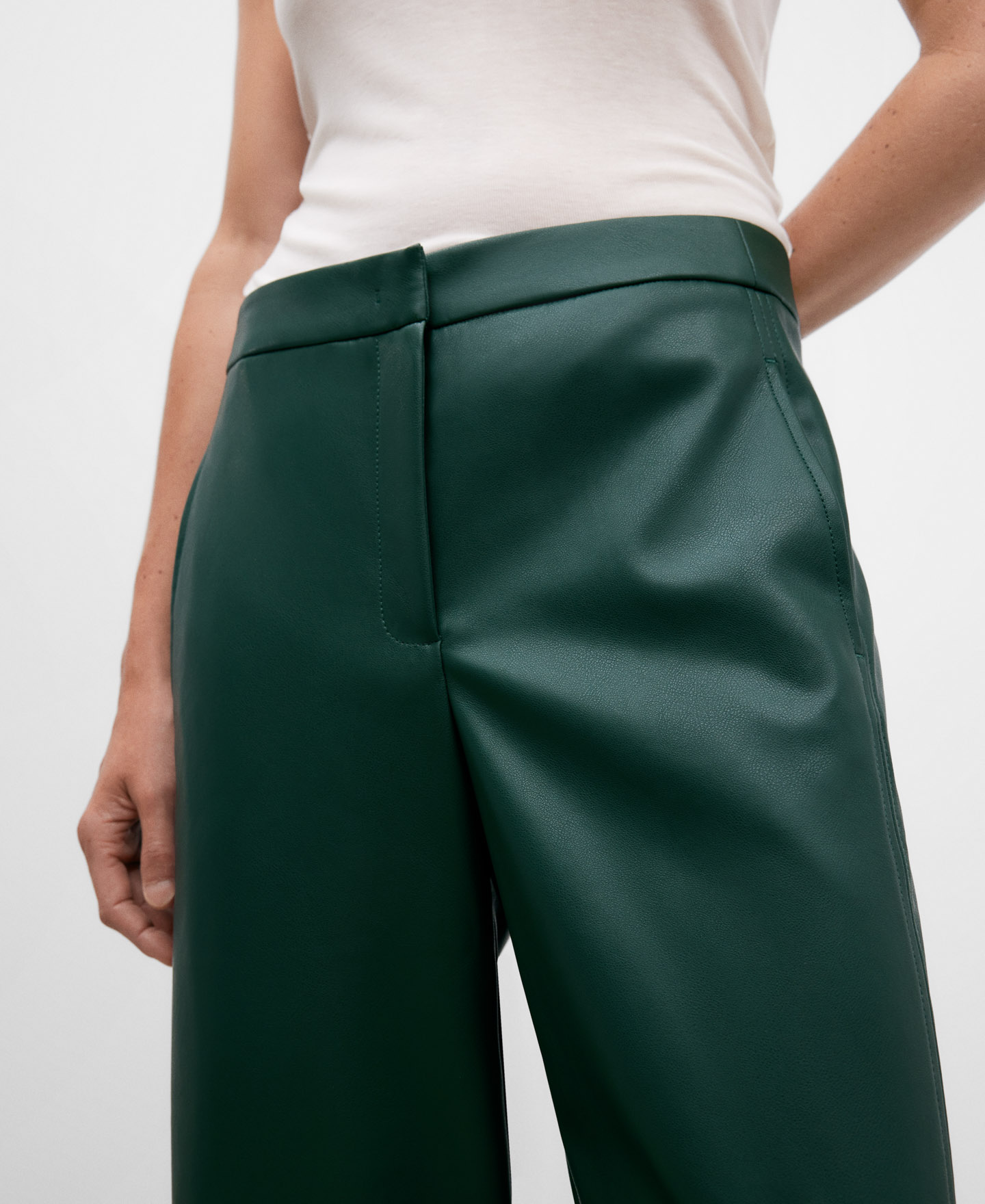 Pantalón recto textura piel mujer image number 3