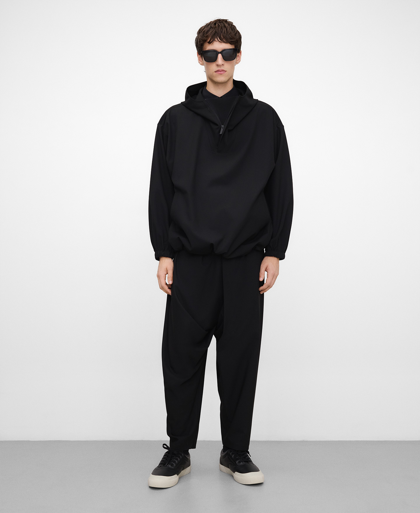 Chaqueta capucha cremallera hombre image number 1