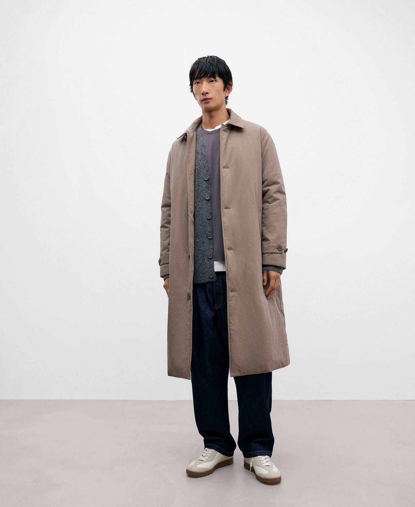 Gabardina color piedra para hombre image number 1