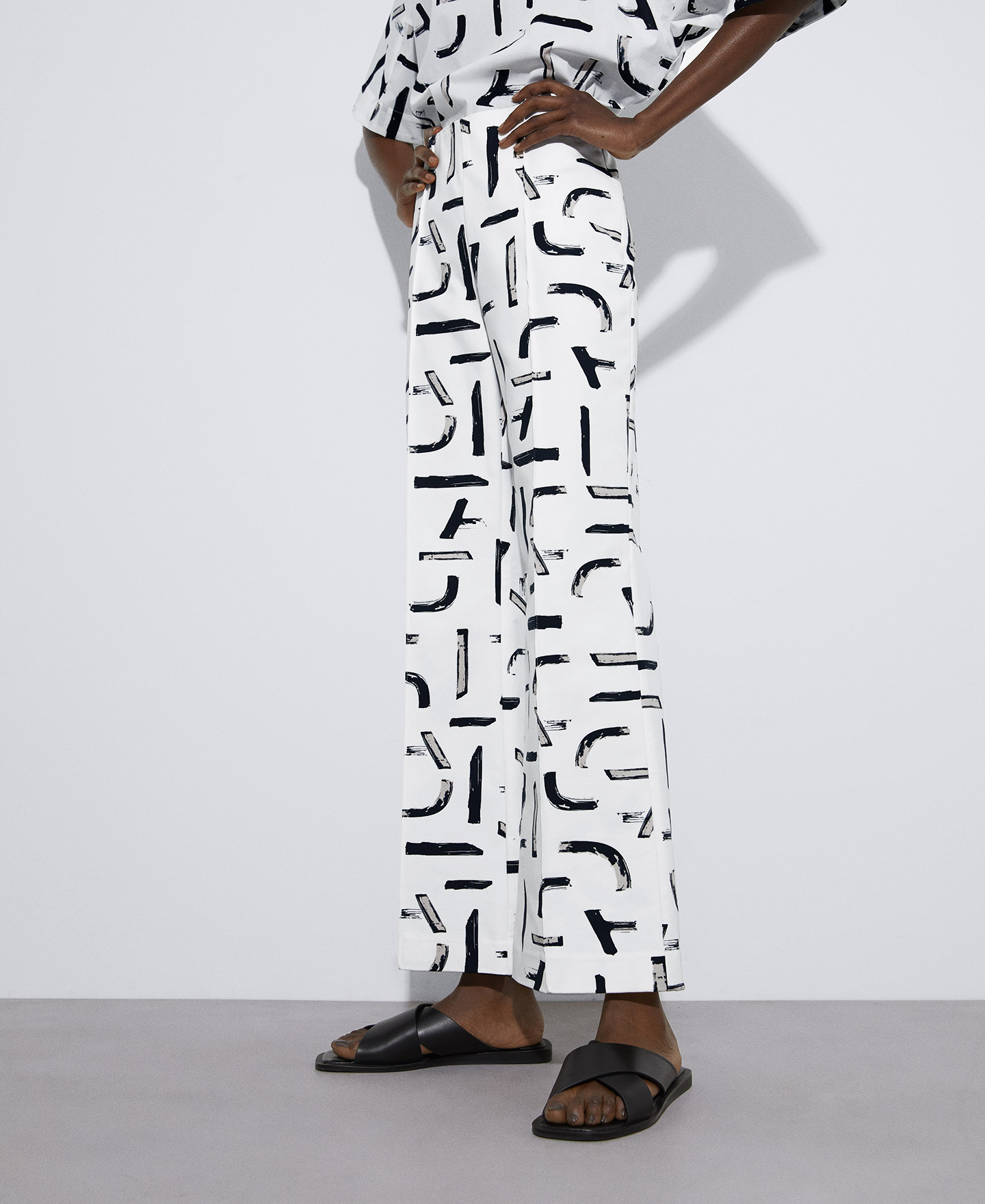 Straight printed trousers image number 0
