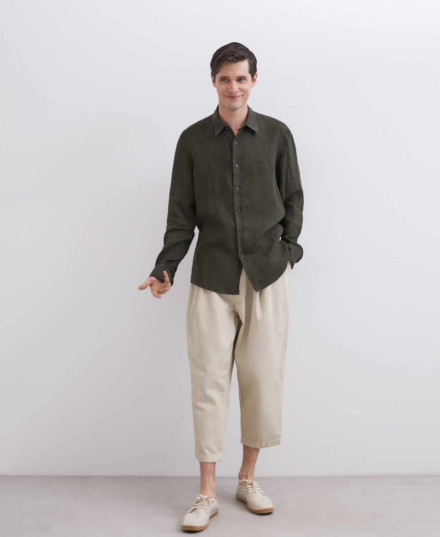White linen shirt with shirt collar image number 0