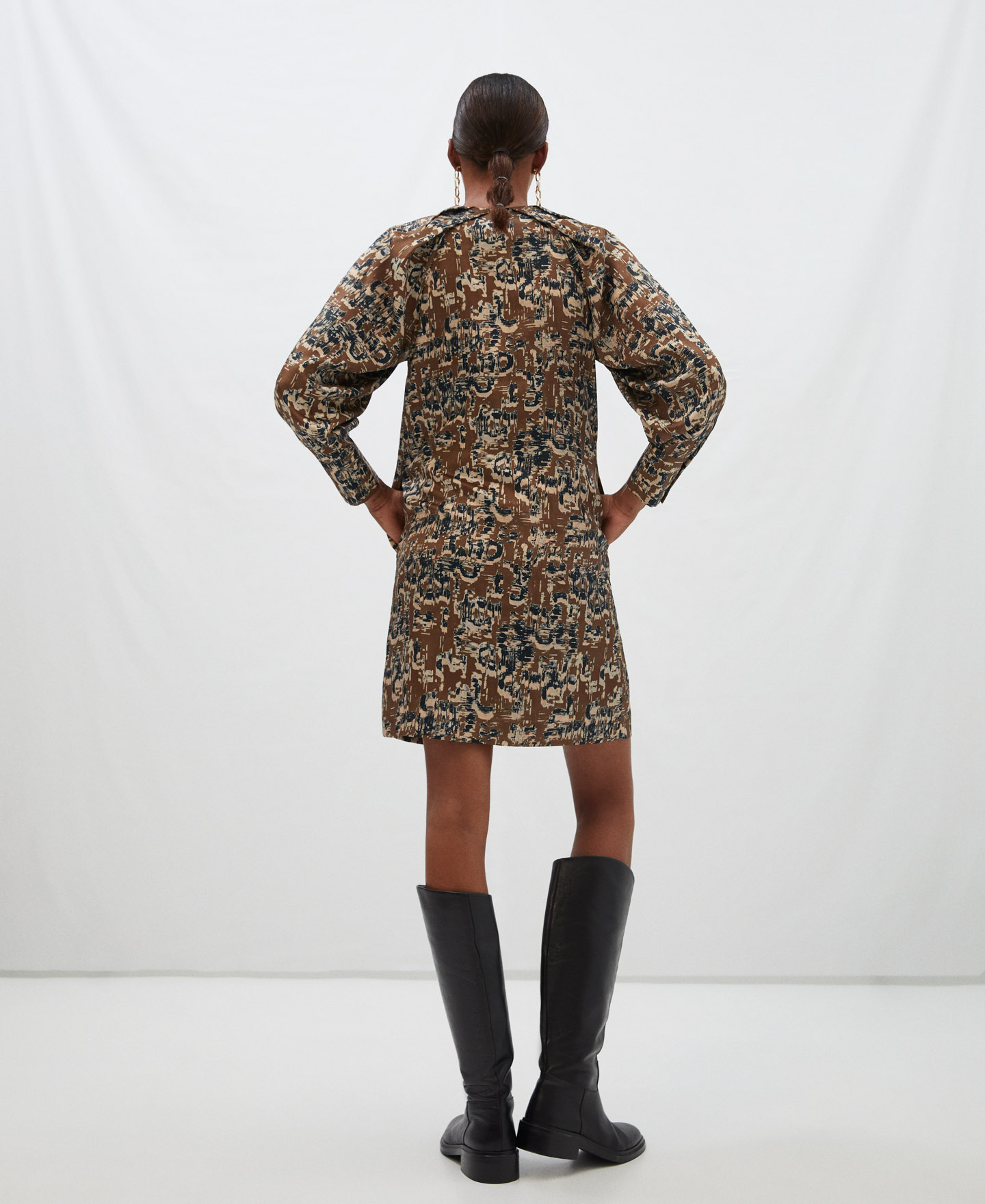 A-line dress with puffed sleeves image number 2