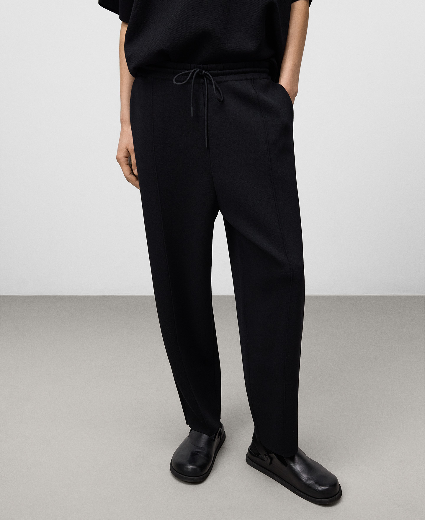 Calças jogger crepe para homem image number 0