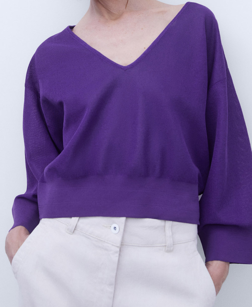 V-neckline sweater image number 0