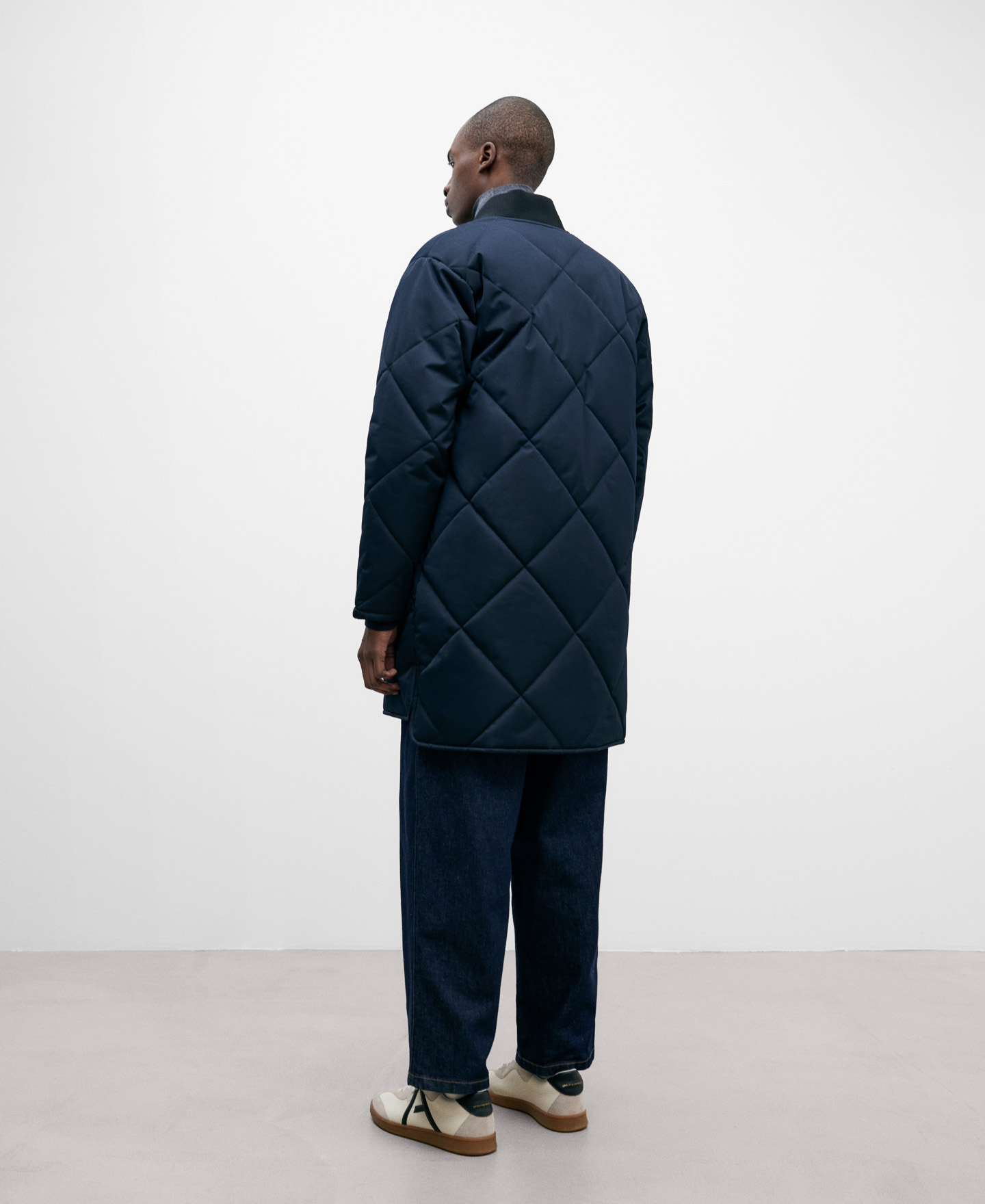 Long padded navy blue jacket for men image number 2
